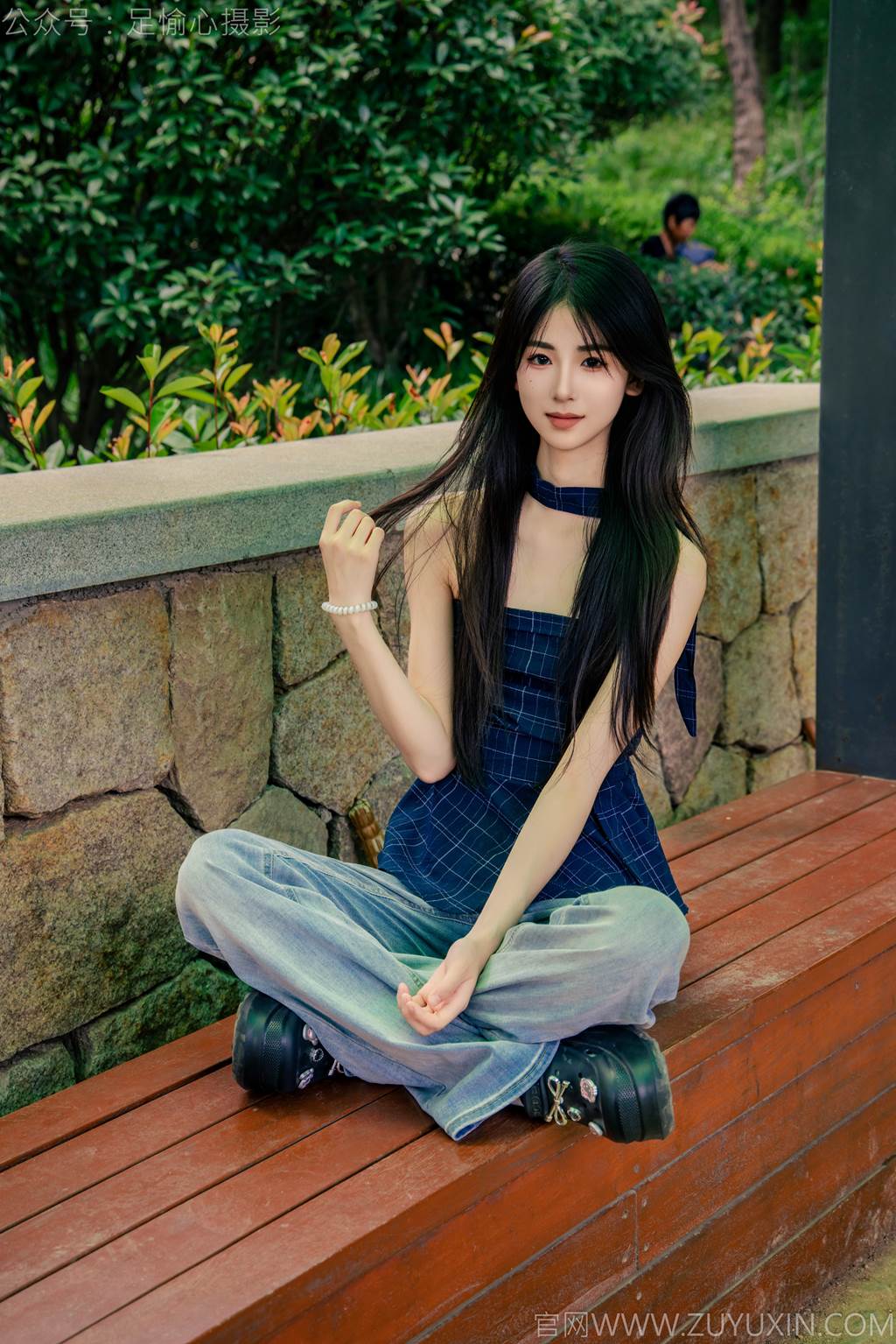 图片[4]-精选足愉心 NO.049 小瑶（搭配：蓝色格子吊带、牛仔长裤、白棉袜、洞洞鞋、裸足）[90P]-草丛看图