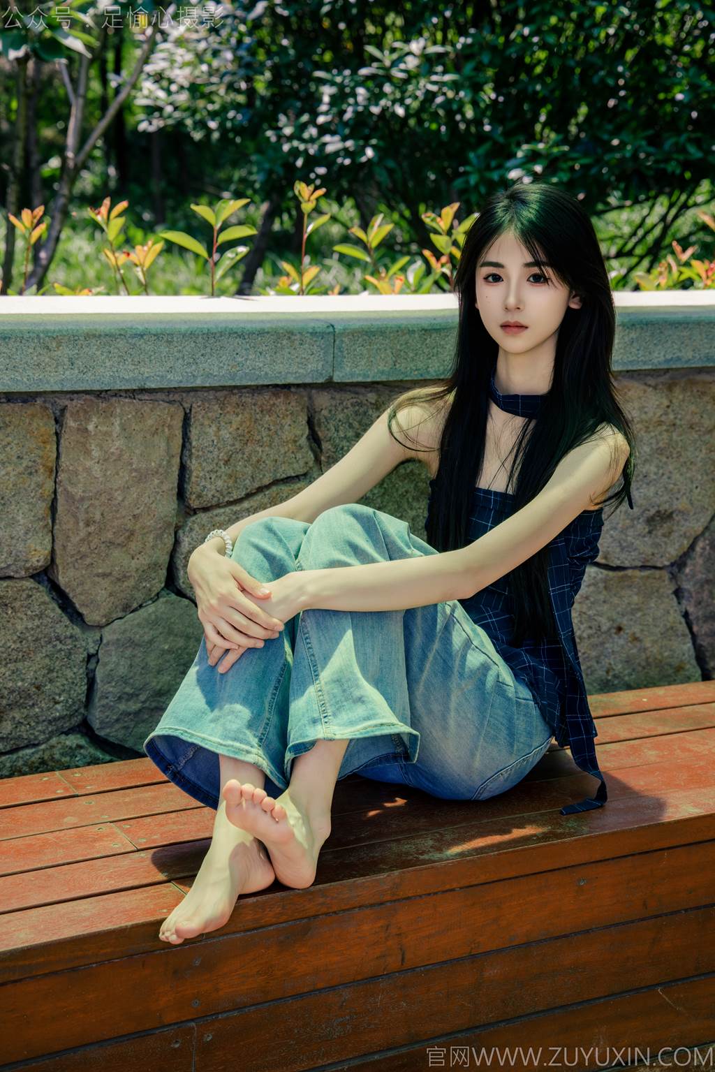 图片[5]-精选足愉心 NO.049 小瑶（搭配：蓝色格子吊带、牛仔长裤、白棉袜、洞洞鞋、裸足）[90P]-草丛看图