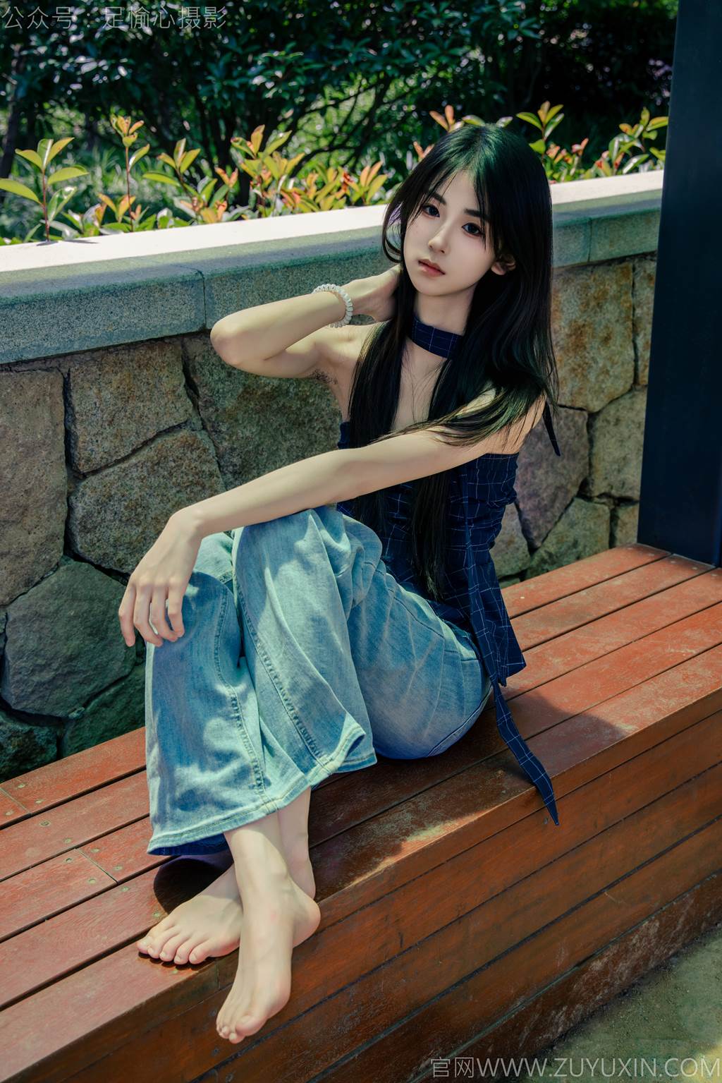 图片[6]-精选足愉心 NO.049 小瑶（搭配：蓝色格子吊带、牛仔长裤、白棉袜、洞洞鞋、裸足）[90P]-草丛看图