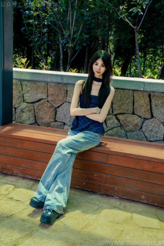 精选足愉心 NO.049 小瑶（搭配：蓝色格子吊带、牛仔长裤、白棉袜、洞洞鞋、裸足）[90P]-草丛看图
