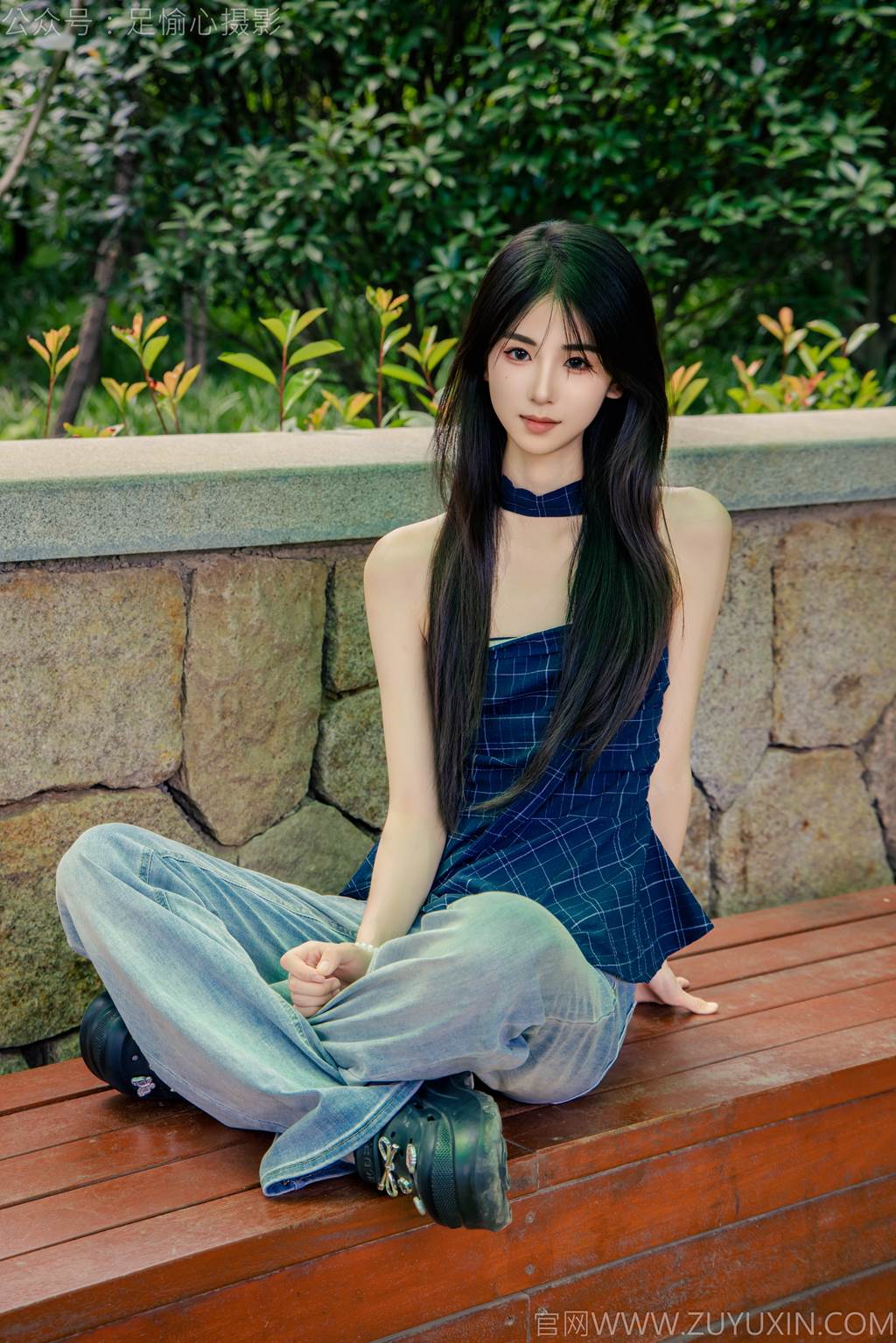 图片[7]-精选足愉心 NO.049 小瑶（搭配：蓝色格子吊带、牛仔长裤、白棉袜、洞洞鞋、裸足）[90P]-草丛看图