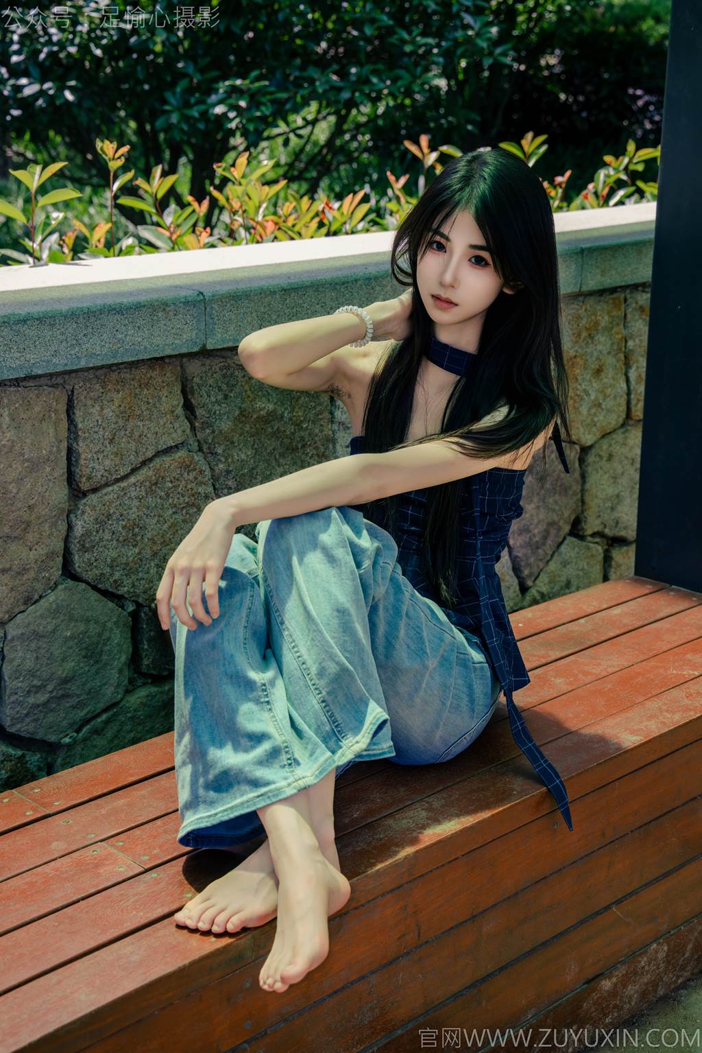 图片[8]-精选足愉心 NO.049 小瑶（搭配：蓝色格子吊带、牛仔长裤、白棉袜、洞洞鞋、裸足）[90P]-草丛看图