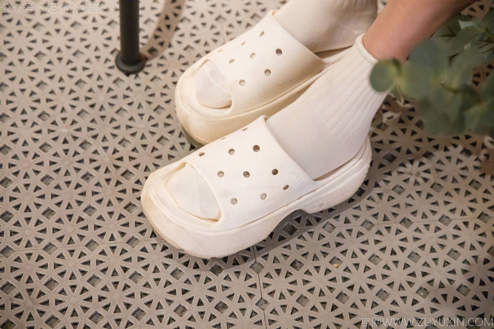 图片[4]-精选足愉心 NO.013 鹿鹿（搭配：黑色毛衣、白色短裙、洞洞鞋、白色棉袜、裸足）[90P]-草丛看图