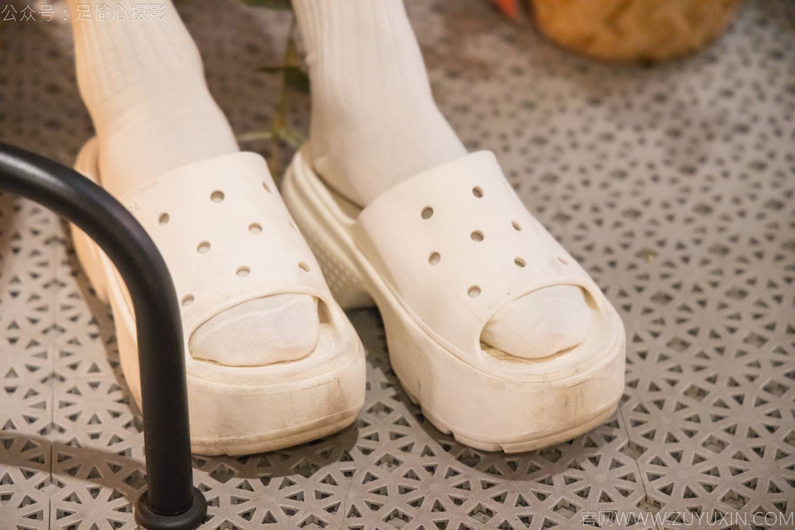 图片[5]-精选足愉心 NO.013 鹿鹿（搭配：黑色毛衣、白色短裙、洞洞鞋、白色棉袜、裸足）[90P]-草丛看图