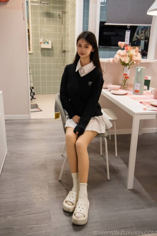 精选足愉心 NO.013 鹿鹿（搭配：黑色毛衣、白色短裙、洞洞鞋、白色棉袜、裸足）[90P]-草丛看图