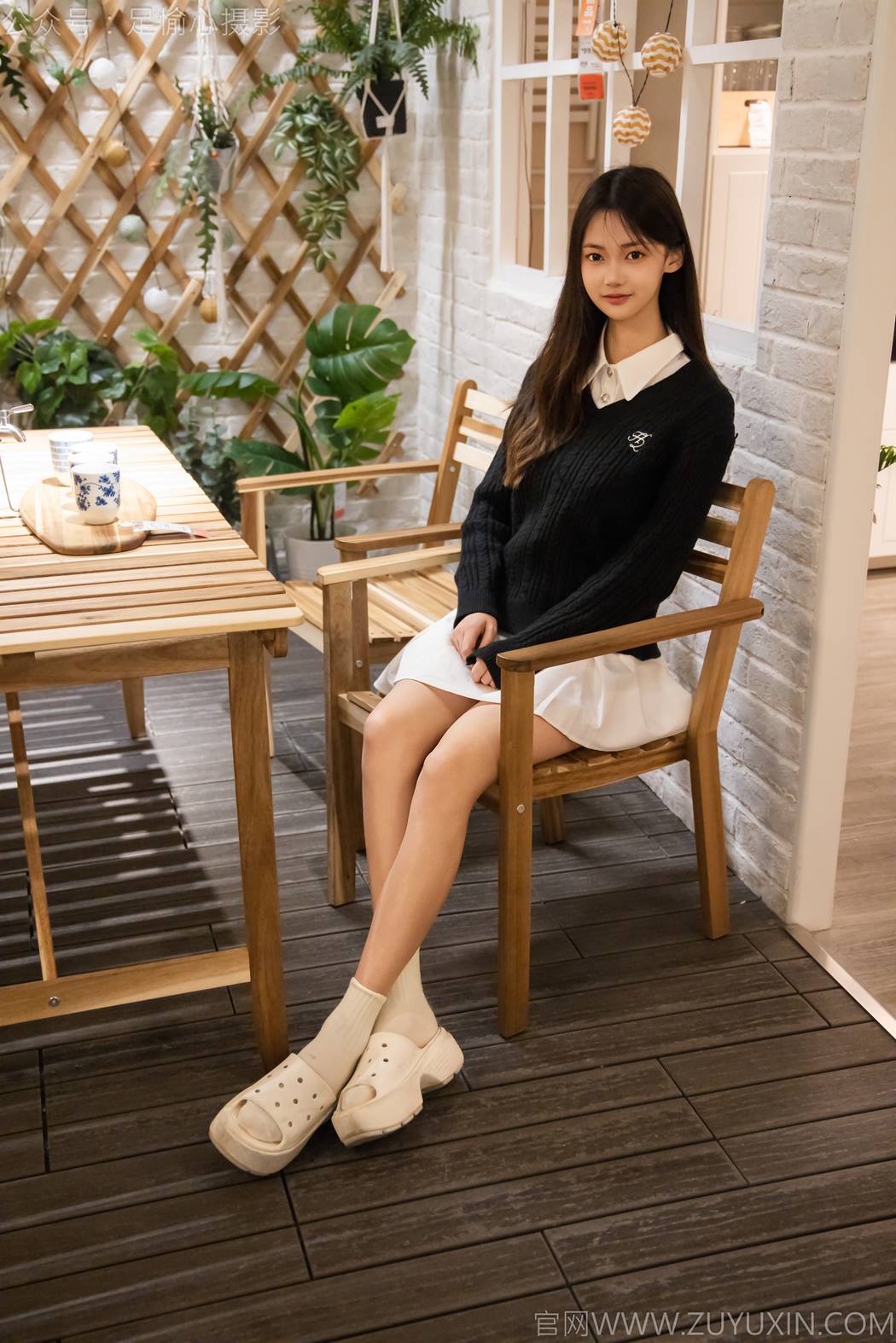 图片[7]-精选足愉心 NO.013 鹿鹿（搭配：黑色毛衣、白色短裙、洞洞鞋、白色棉袜、裸足）[90P]-草丛看图