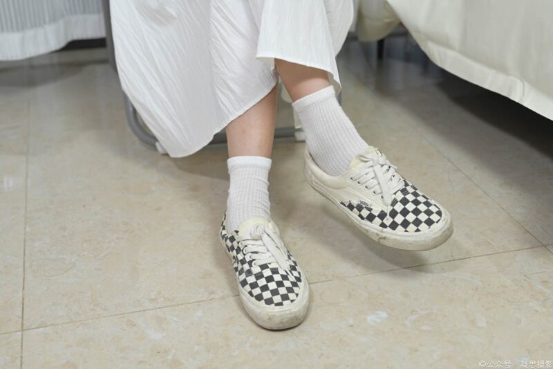 精选凝思摄影 NO.007 小睿-长裙、短白袜、平底鞋[133P]-草丛看图
