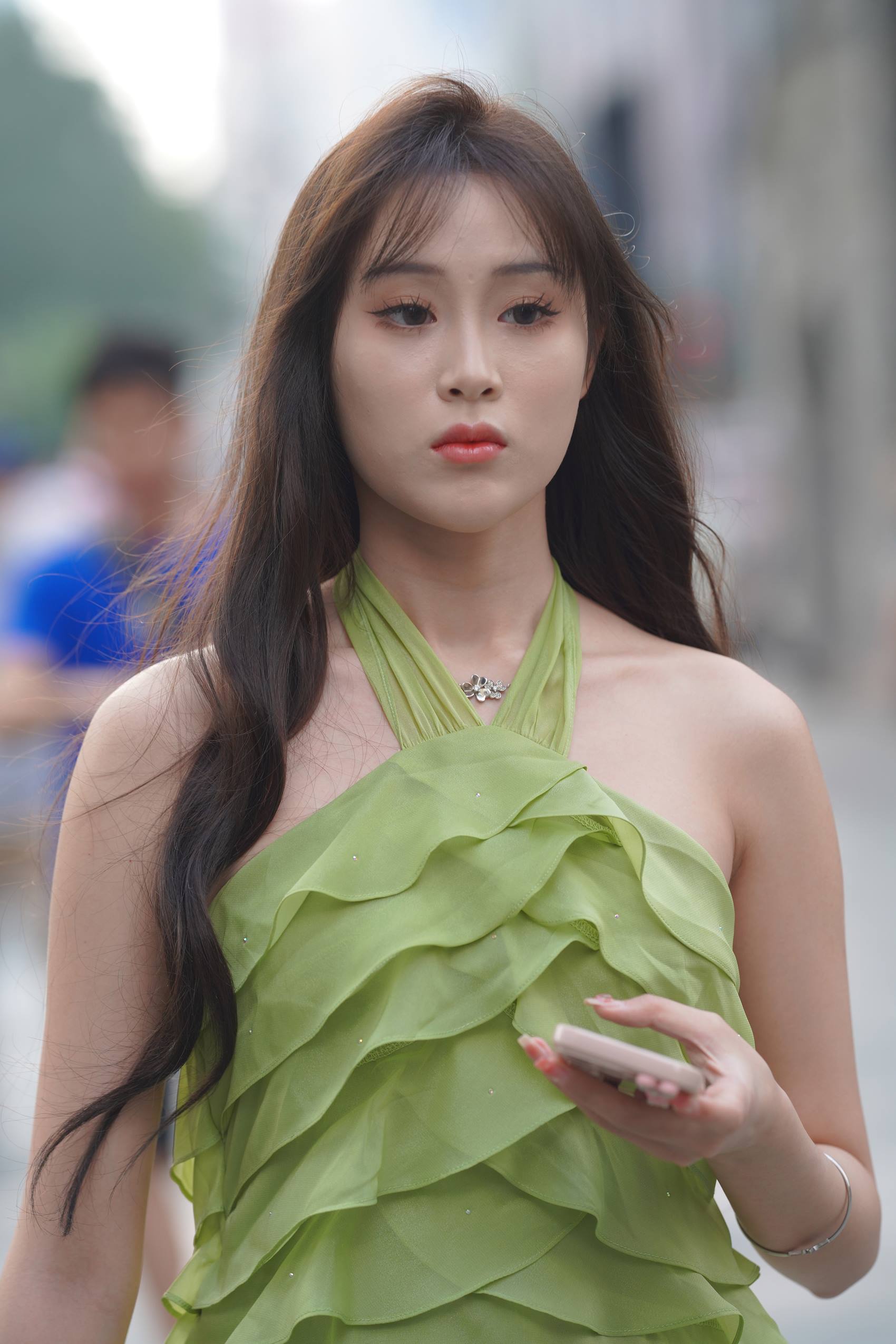 图片[2]-精选精选街拍作品 NO.1927 绿色姓感挂脖荷叶边街拍裙装[80P]-草丛看图