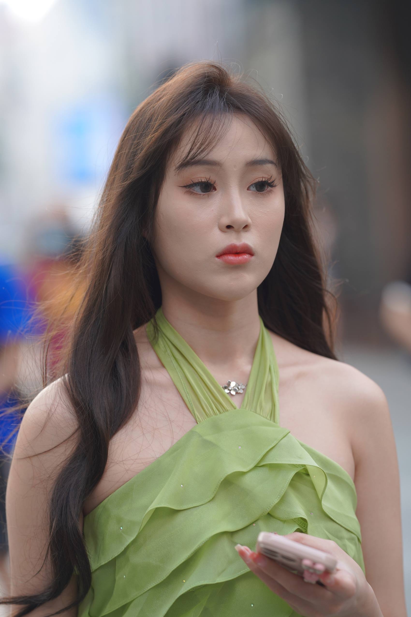 图片[3]-精选精选街拍作品 NO.1927 绿色姓感挂脖荷叶边街拍裙装[80P]-草丛看图