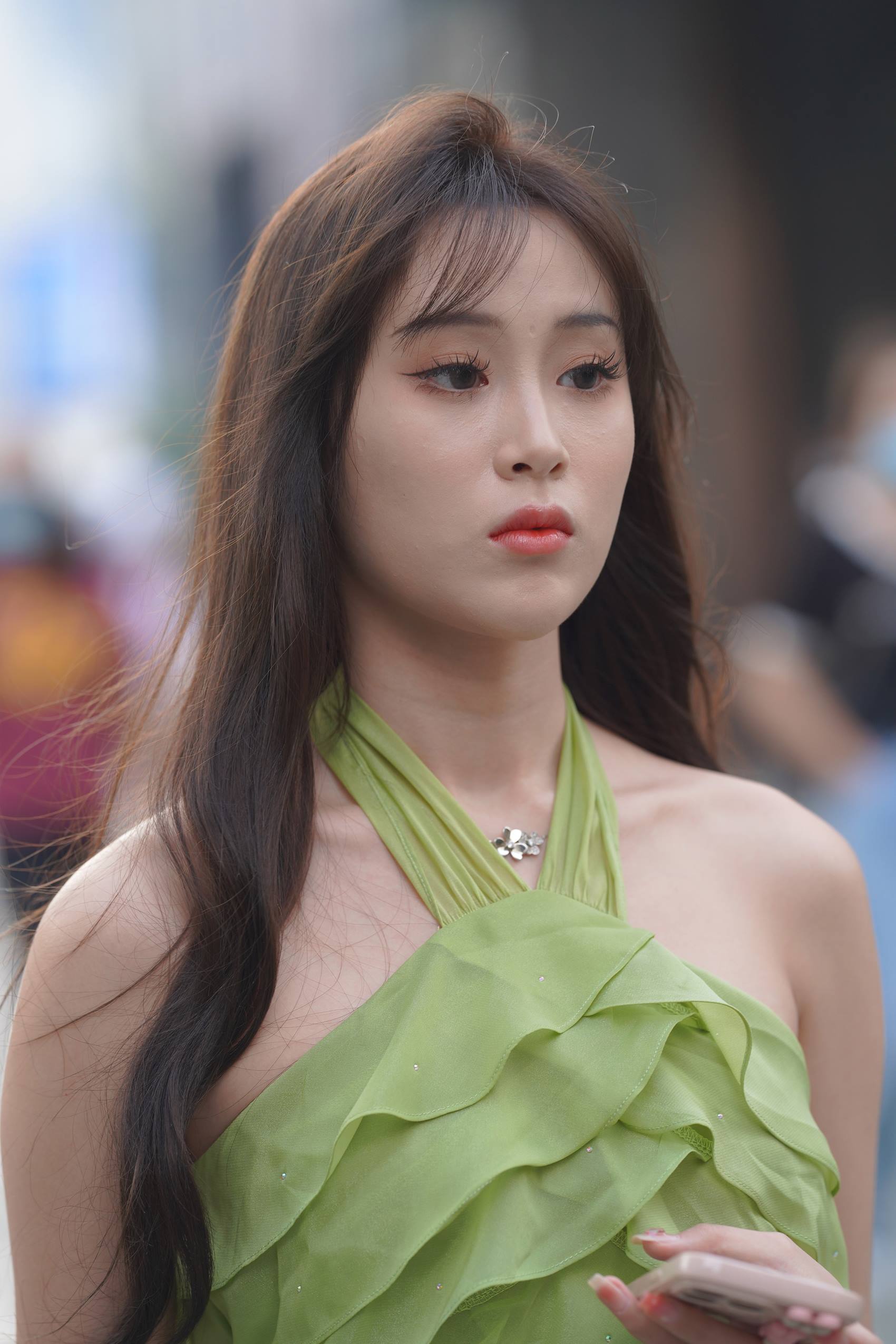 图片[4]-精选精选街拍作品 NO.1927 绿色姓感挂脖荷叶边街拍裙装[80P]-草丛看图