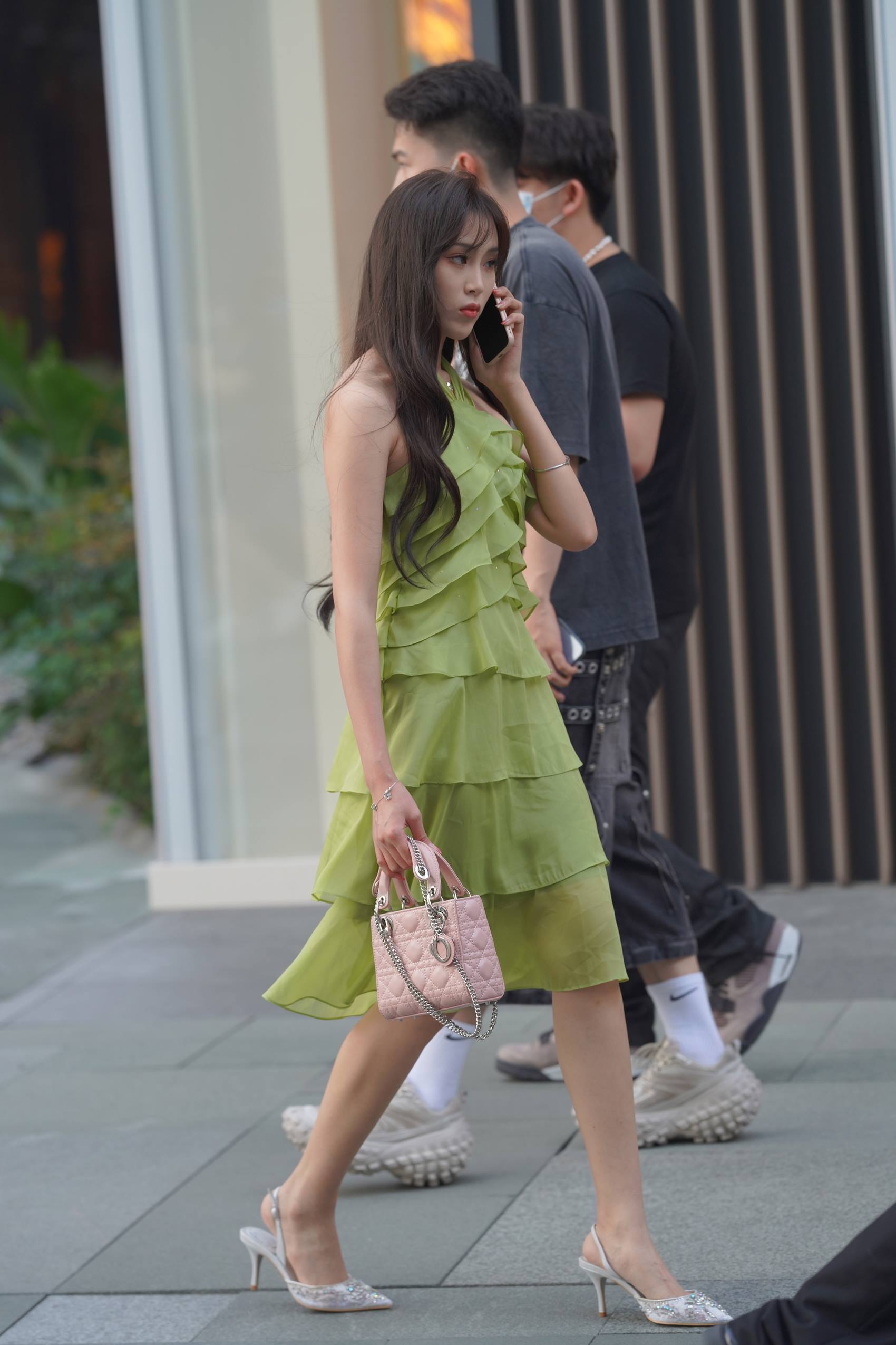 图片[6]-精选精选街拍作品 NO.1927 绿色姓感挂脖荷叶边街拍裙装[80P]-草丛看图