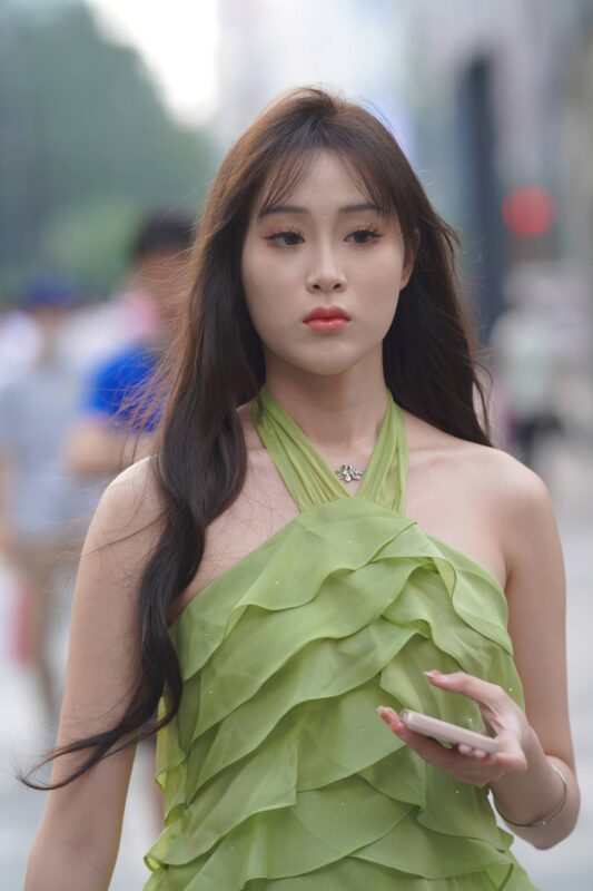 精选精选街拍作品 NO.1927 绿色姓感挂脖荷叶边街拍裙装[80P]-草丛看图