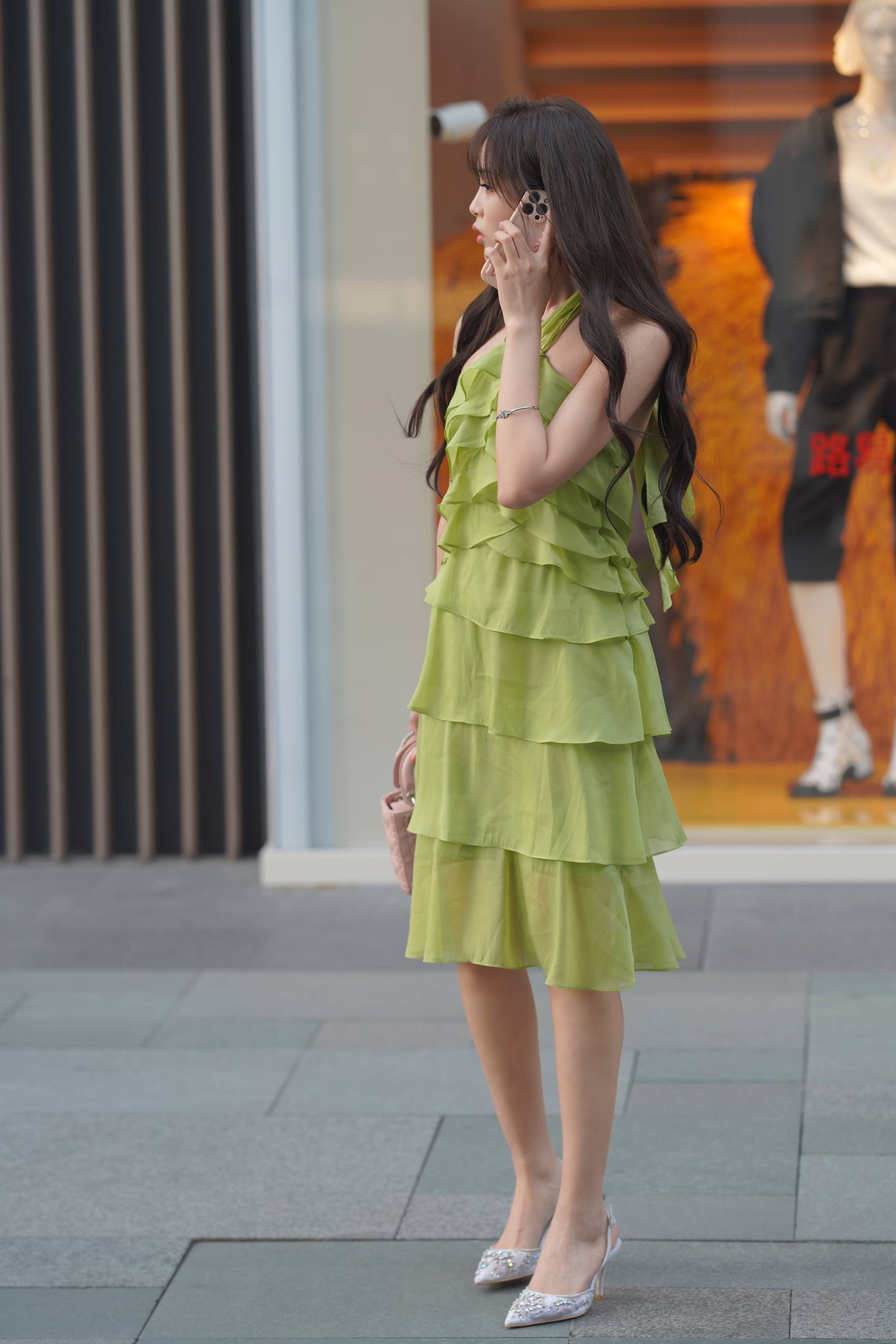 图片[8]-精选精选街拍作品 NO.1927 绿色姓感挂脖荷叶边街拍裙装[80P]-草丛看图