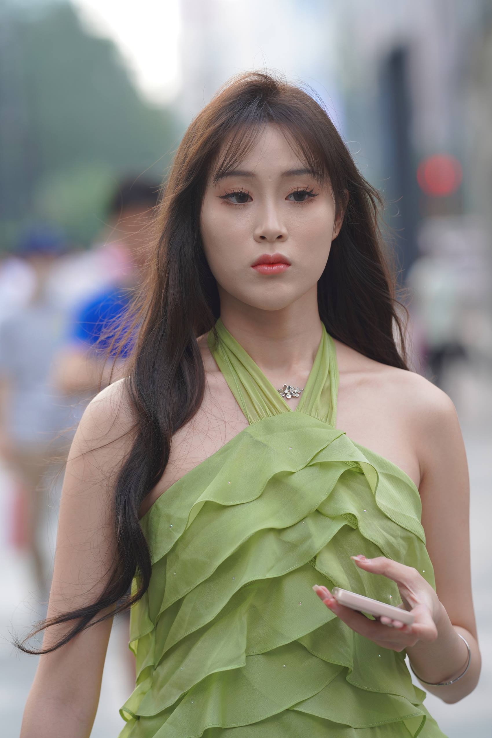 图片[1]-精选精选街拍作品 NO.1927 绿色姓感挂脖荷叶边街拍裙装[80P]-草丛看图