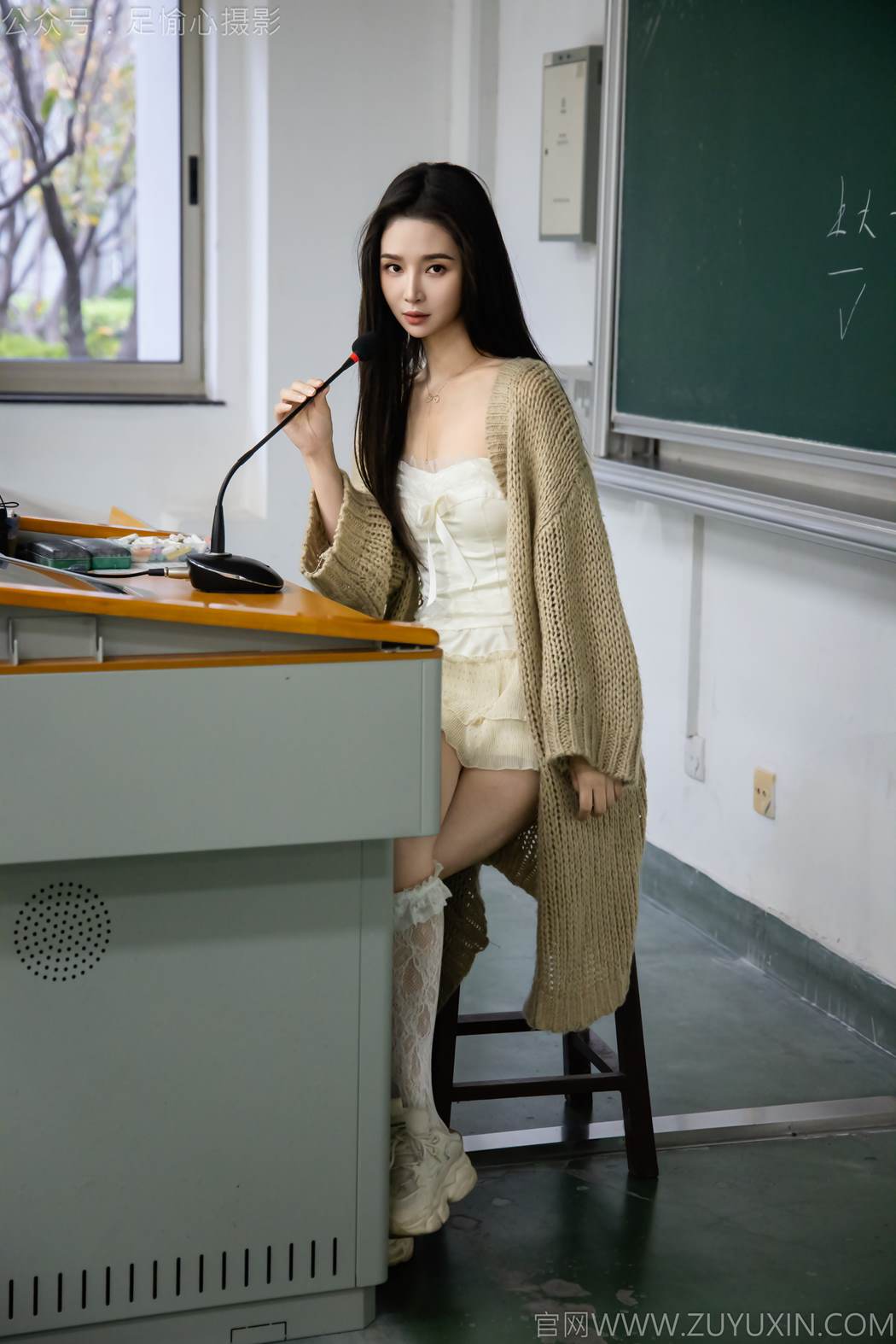 图片[3]-精选足愉心 NO.017 南南（搭配：针织长衣、白色吊带、运动鞋、白色丝袜、裸足）[110P]-草丛看图