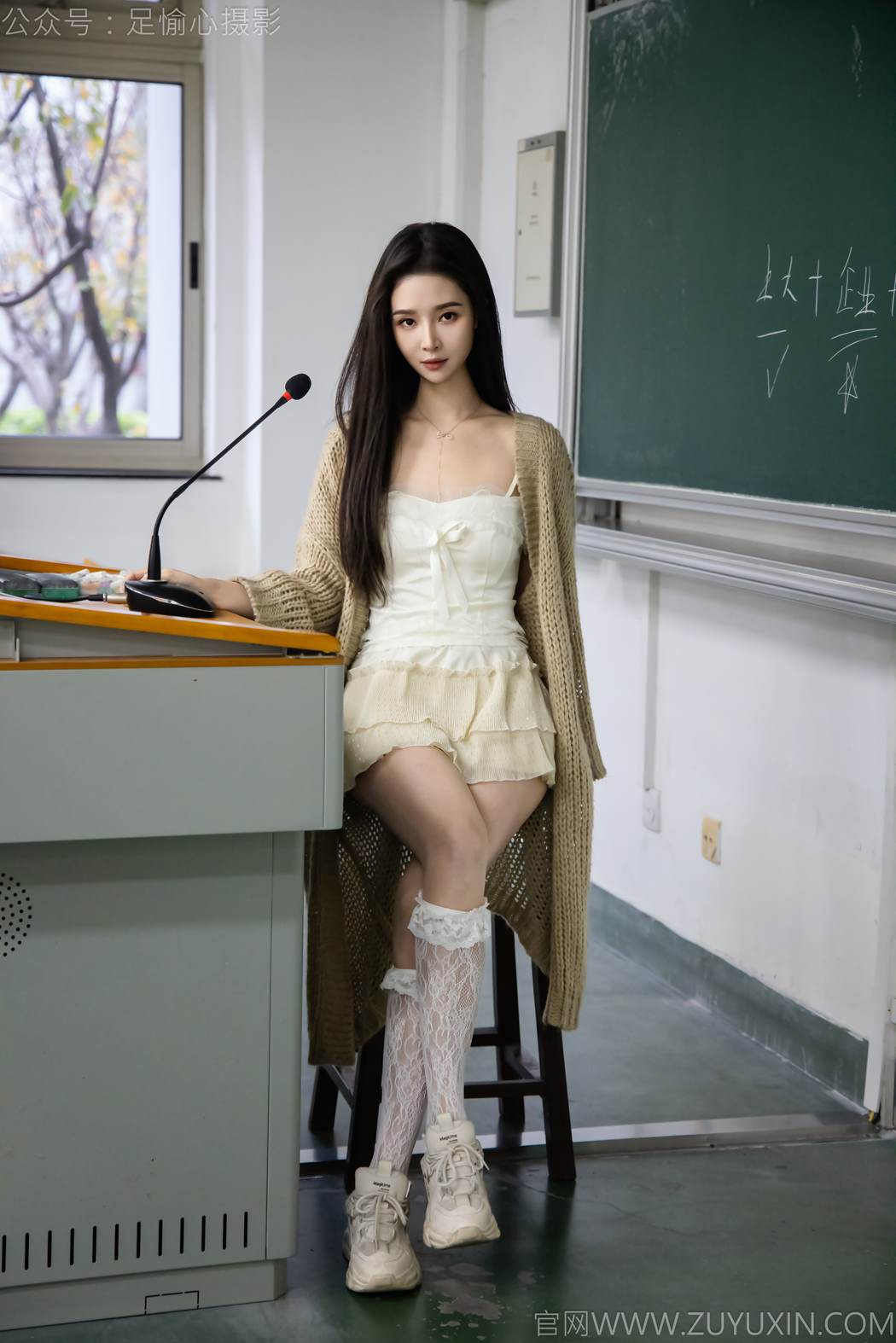 图片[4]-精选足愉心 NO.017 南南（搭配：针织长衣、白色吊带、运动鞋、白色丝袜、裸足）[110P]-草丛看图