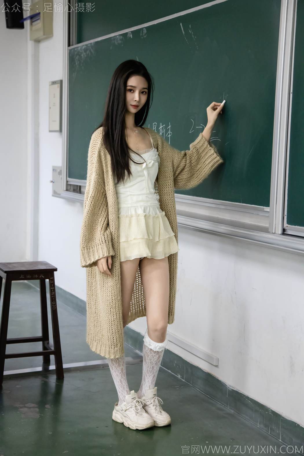 图片[5]-精选足愉心 NO.017 南南（搭配：针织长衣、白色吊带、运动鞋、白色丝袜、裸足）[110P]-草丛看图