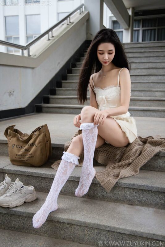 精选足愉心 NO.017 南南（搭配：针织长衣、白色吊带、运动鞋、白色丝袜、裸足）[110P]-草丛看图