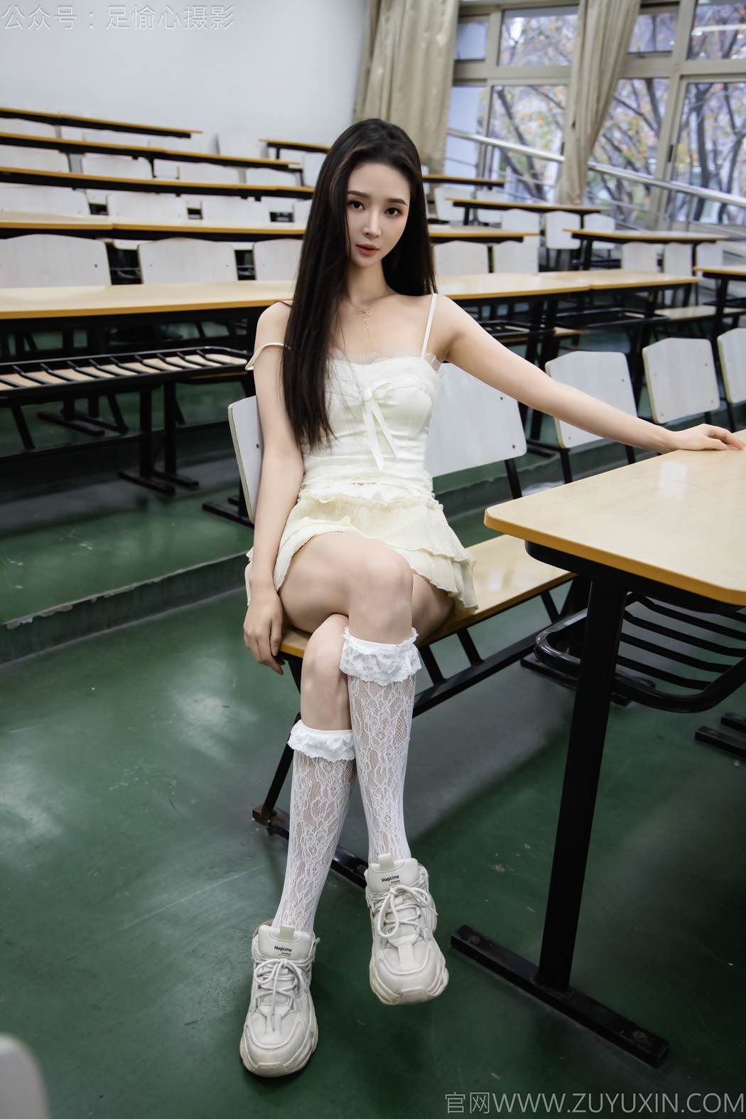 图片[8]-精选足愉心 NO.017 南南（搭配：针织长衣、白色吊带、运动鞋、白色丝袜、裸足）[110P]-草丛看图