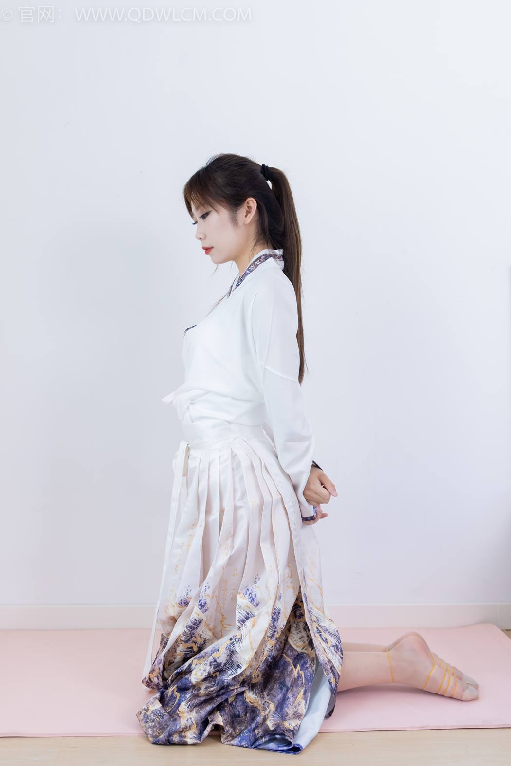 图片[4]-精选勿恋传媒 NO.2410 泡泡-汉服、平底鞋、白棉袜、白船袜、薄肉丝[170P]-草丛看图