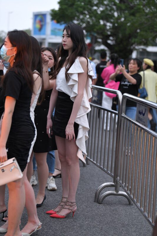 精选精选街拍作品 NO.1941 皮裙柳钉鞋[84P]-草丛看图