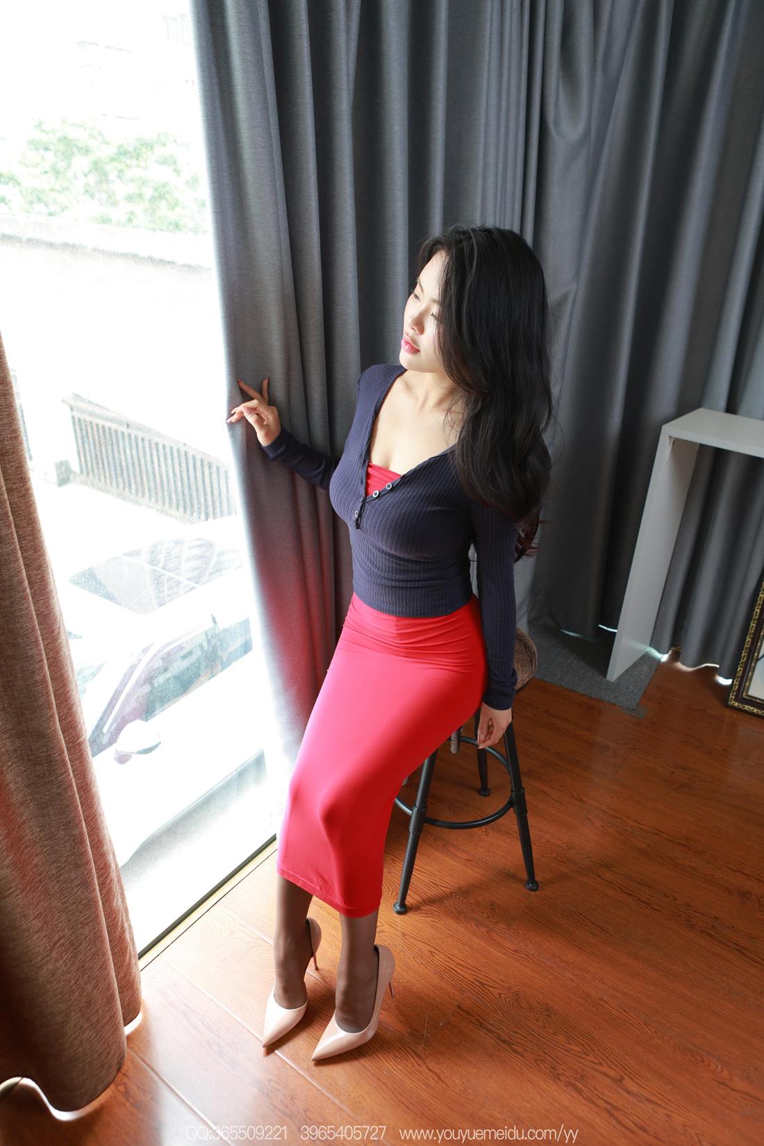 图片[1]-精选[IESS异思趣向] 2025.07.07 丝享家2099：兔兔《红裙翘腿》[89P]-草丛看图