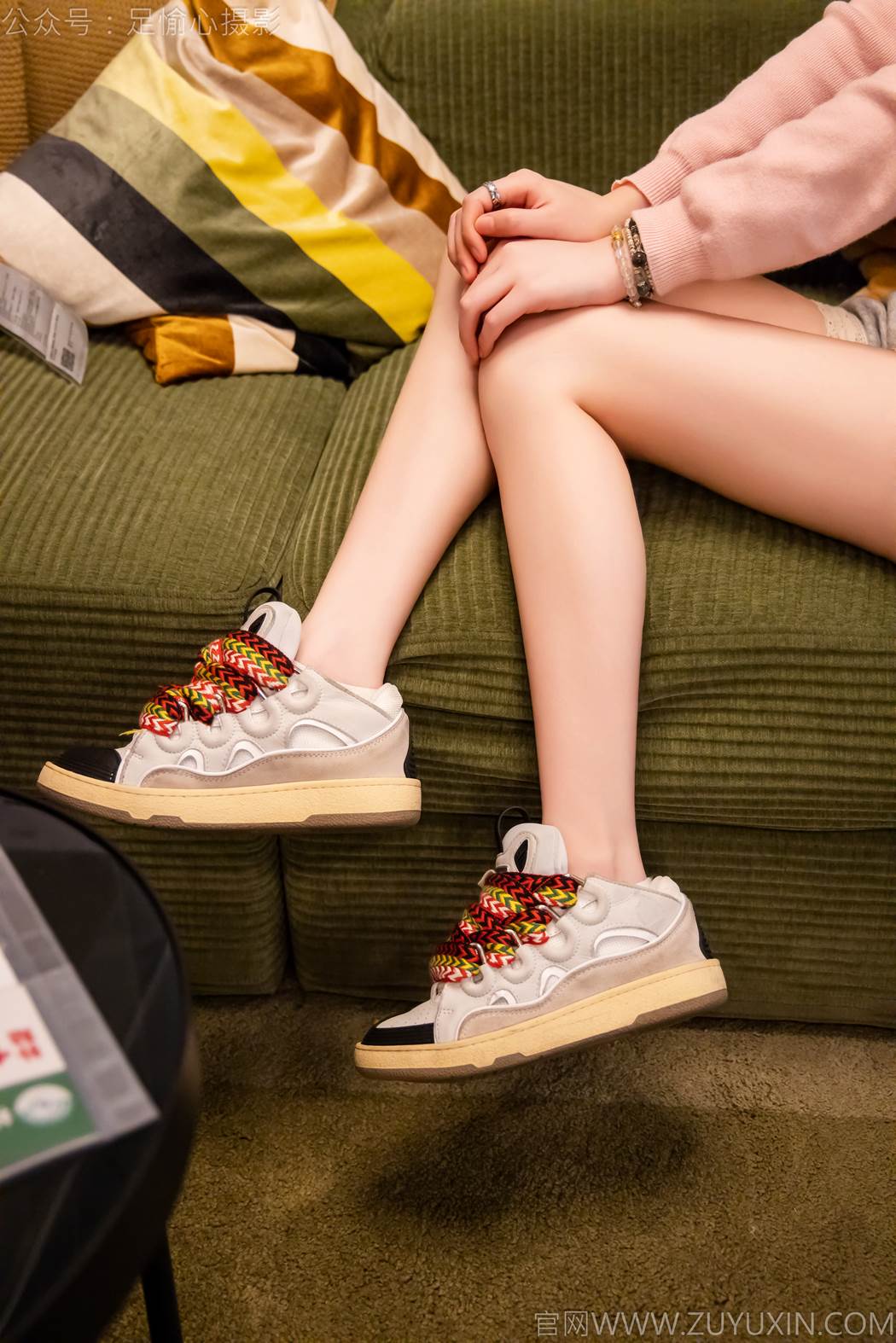 图片[6]-精选足愉心 NO.014 心凌（搭配：粉色上衣、灰色短裤、宽松板鞋、白色棉袜、裸足）[125P]-草丛看图