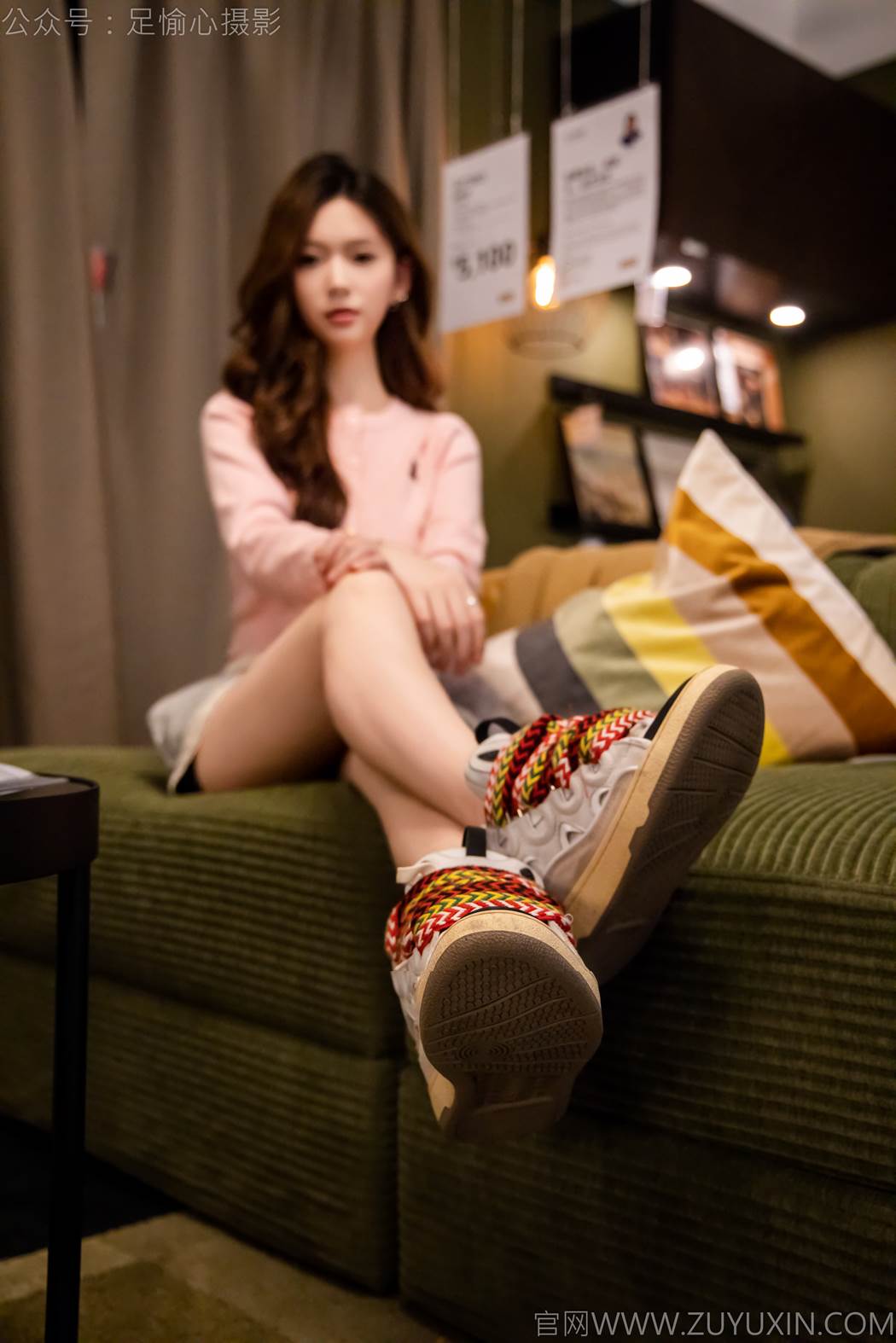 图片[8]-精选足愉心 NO.014 心凌（搭配：粉色上衣、灰色短裤、宽松板鞋、白色棉袜、裸足）[125P]-草丛看图