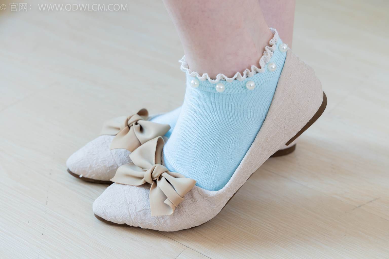 图片[4]-精选勿恋传媒 NO.2457 小酒-平底鞋、浅蓝色短棉袜[123P]-草丛看图