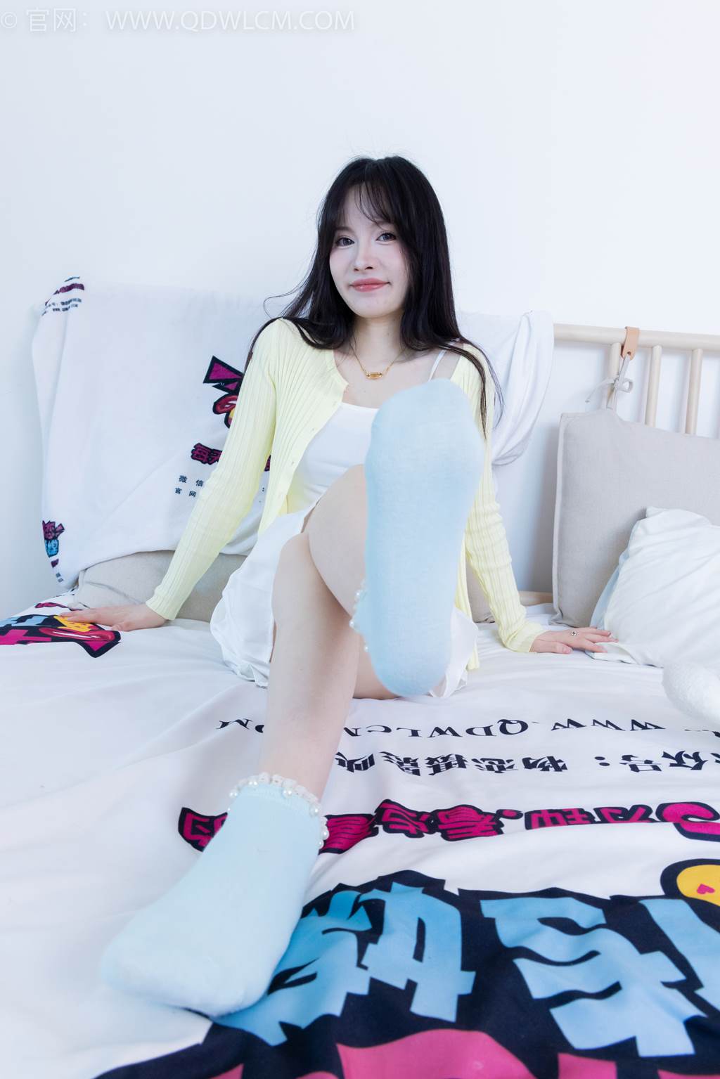 图片[1]-精选勿恋传媒 NO.2457 小酒-平底鞋、浅蓝色短棉袜[123P]-草丛看图