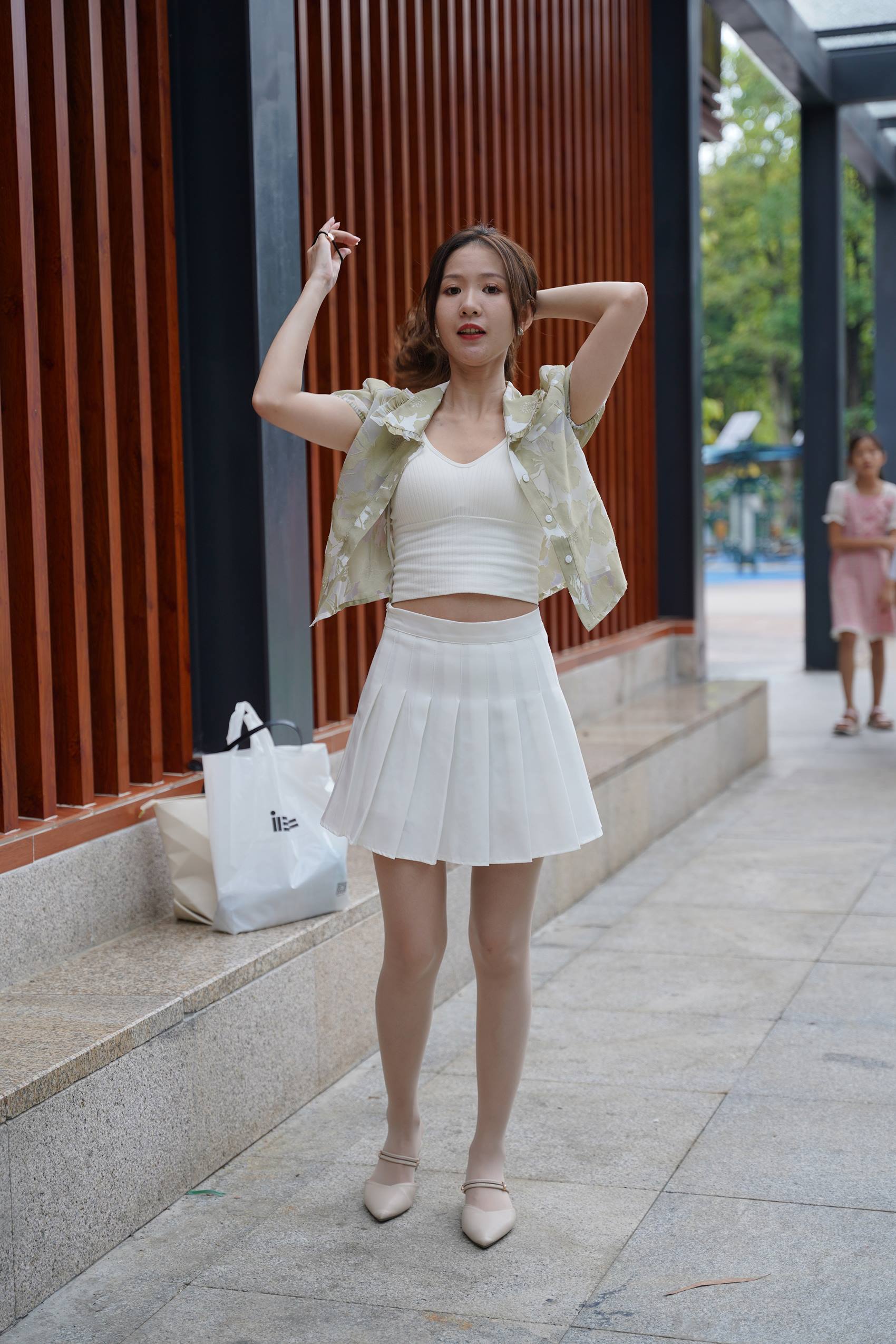 图片[3]-精选精选街拍作品 NO.1907 白裙裸丝小解解[88P]-草丛看图