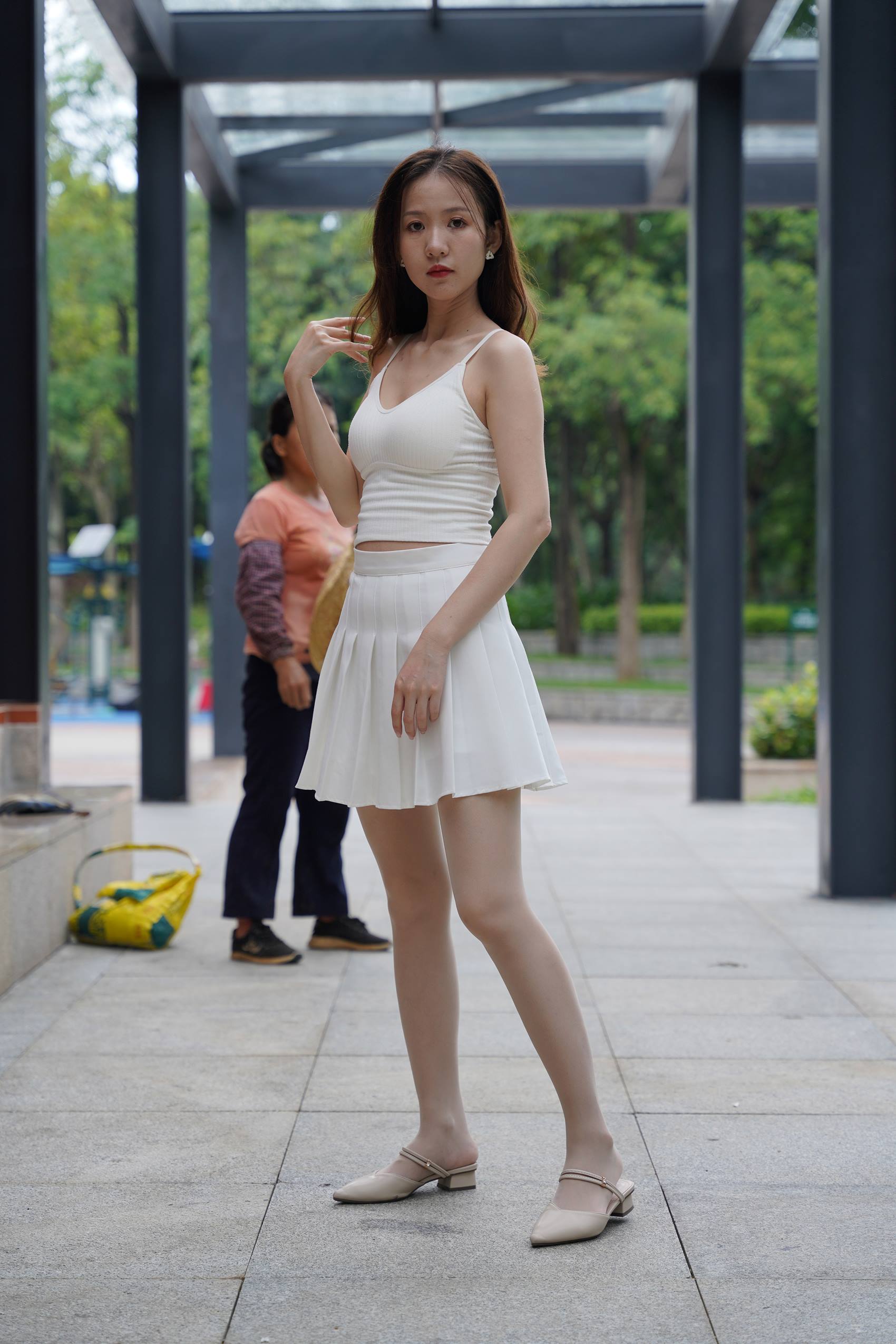 图片[1]-精选精选街拍作品 NO.1907 白裙裸丝小解解[88P]-草丛看图