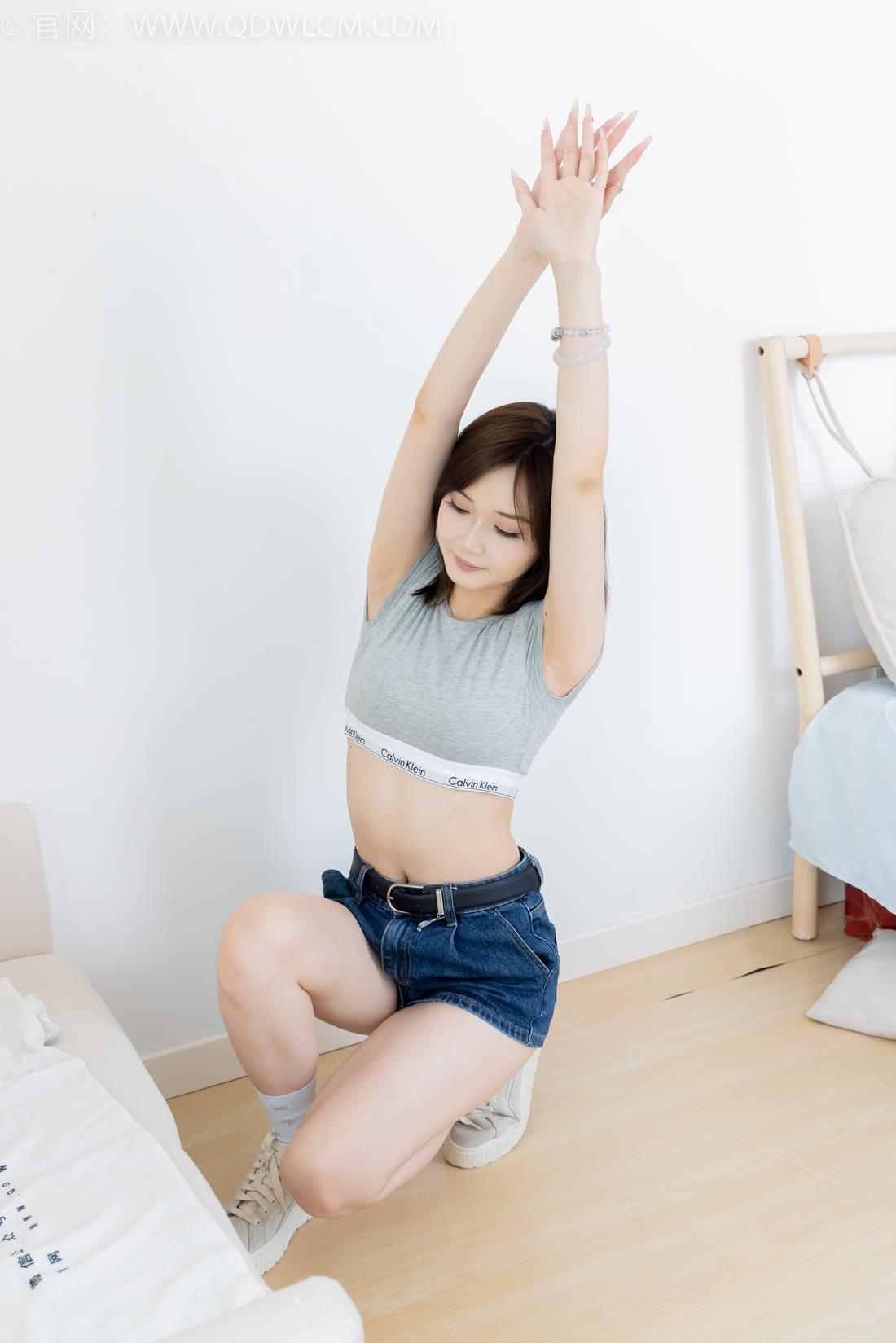 图片[4]-精选勿恋传媒 NO.2404 橙子-帆布鞋、白棉袜、裸足[155P]-草丛看图