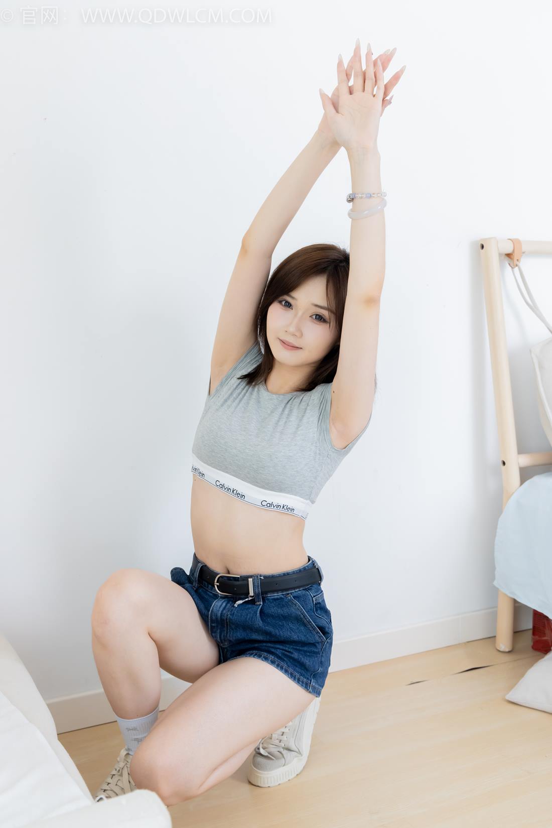 图片[5]-精选勿恋传媒 NO.2404 橙子-帆布鞋、白棉袜、裸足[155P]-草丛看图