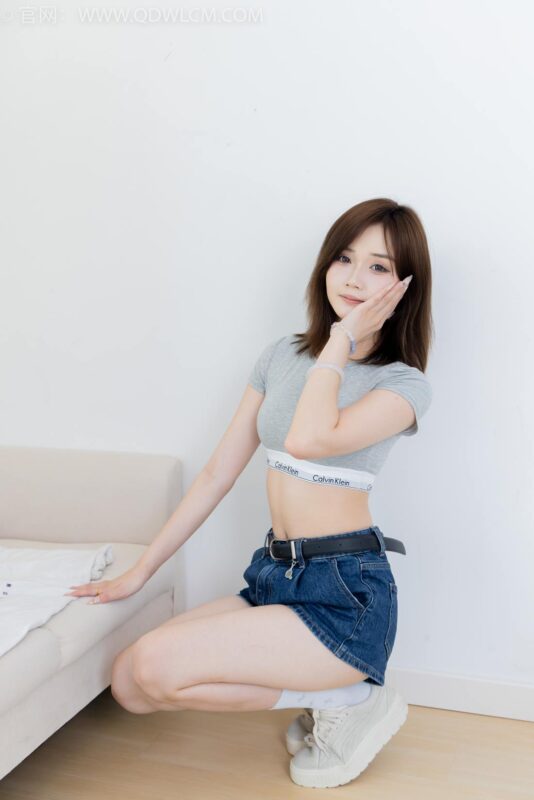 精选勿恋传媒 NO.2404 橙子-帆布鞋、白棉袜、裸足[155P]-草丛看图