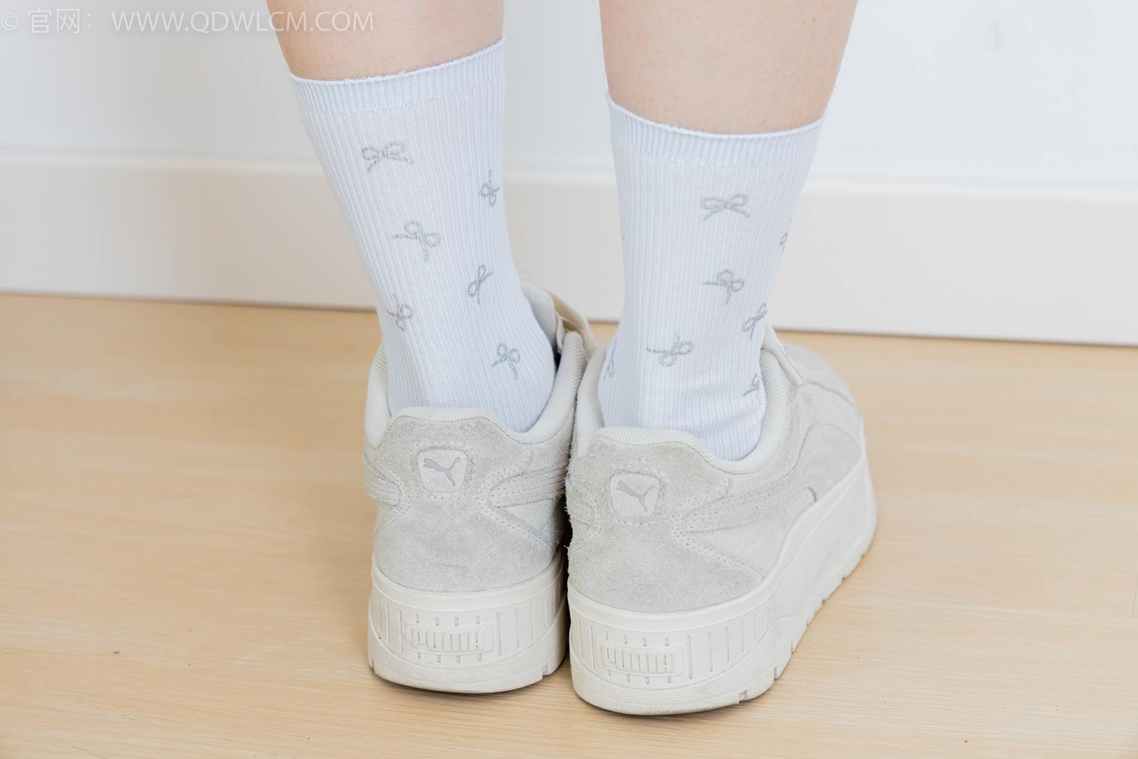 图片[7]-精选勿恋传媒 NO.2404 橙子-帆布鞋、白棉袜、裸足[155P]-草丛看图