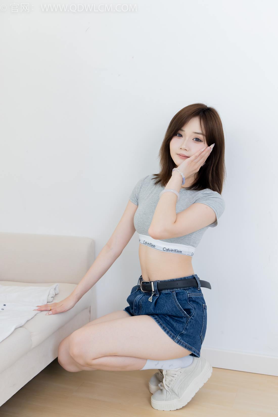 图片[1]-精选勿恋传媒 NO.2404 橙子-帆布鞋、白棉袜、裸足[155P]-草丛看图