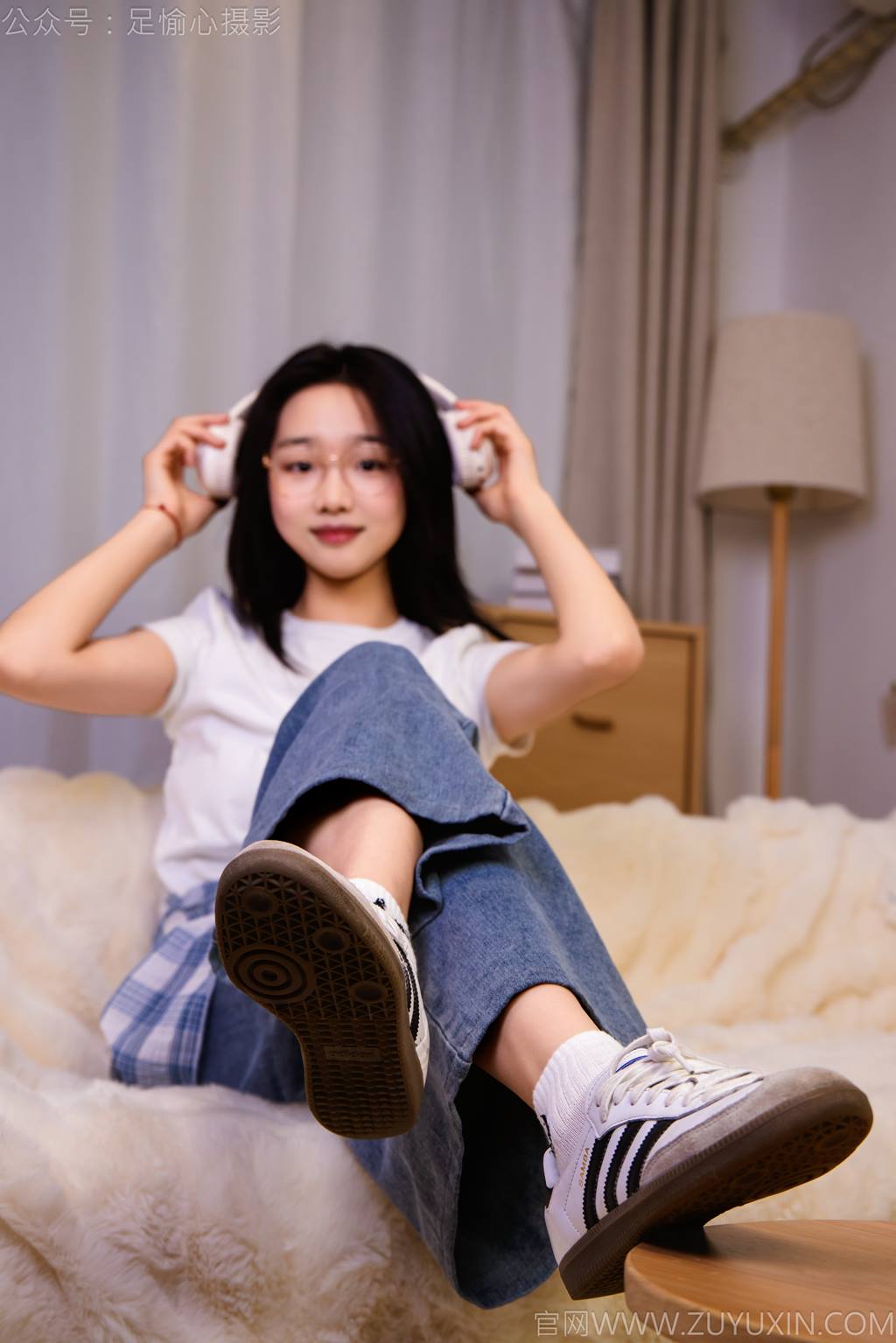 图片[2]-精选足愉心 NO.027 奶芙（搭配：白色T恤、牛仔长裤、德训鞋、白色棉袜、裸足）[110P]-草丛看图