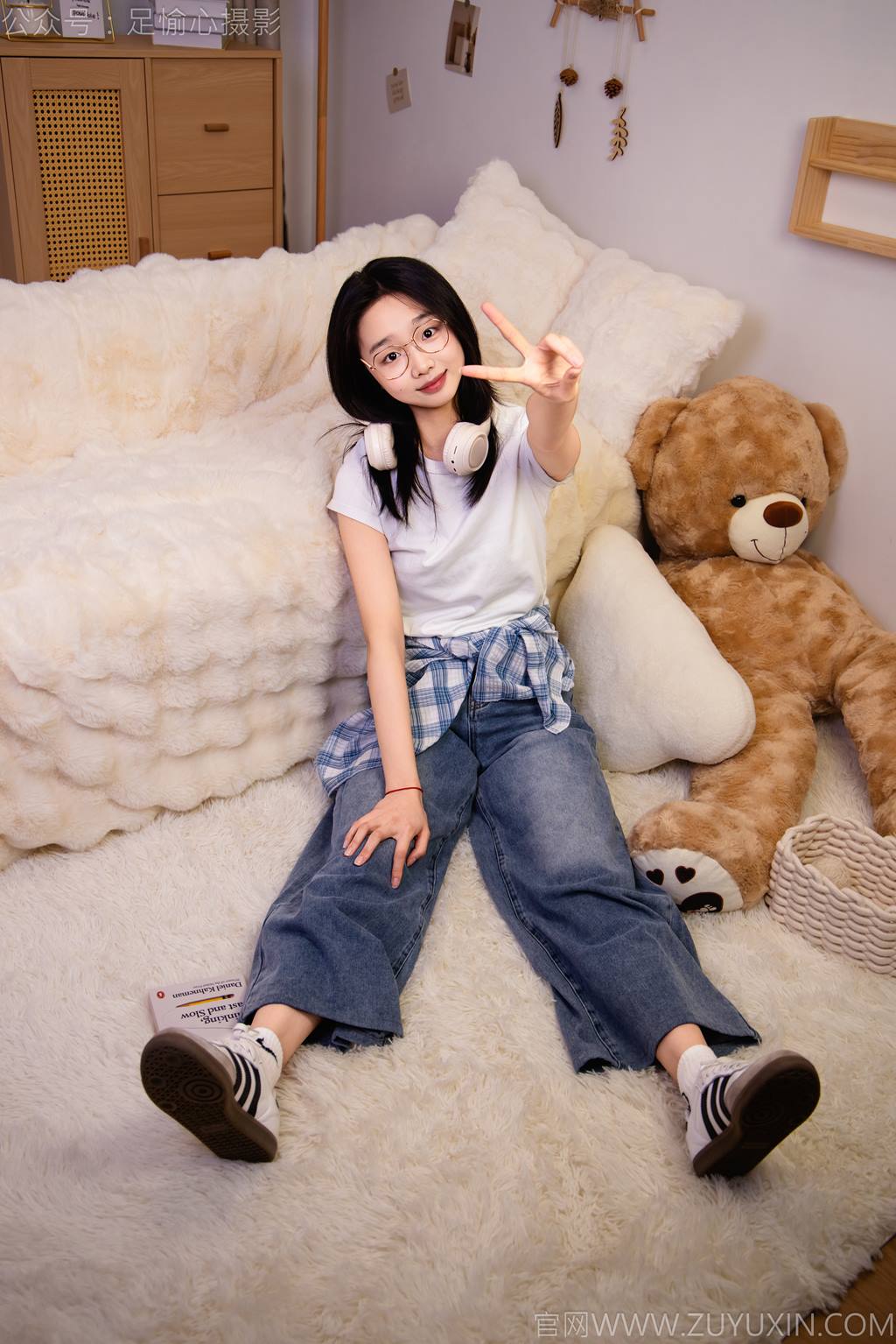 图片[5]-精选足愉心 NO.027 奶芙（搭配：白色T恤、牛仔长裤、德训鞋、白色棉袜、裸足）[110P]-草丛看图