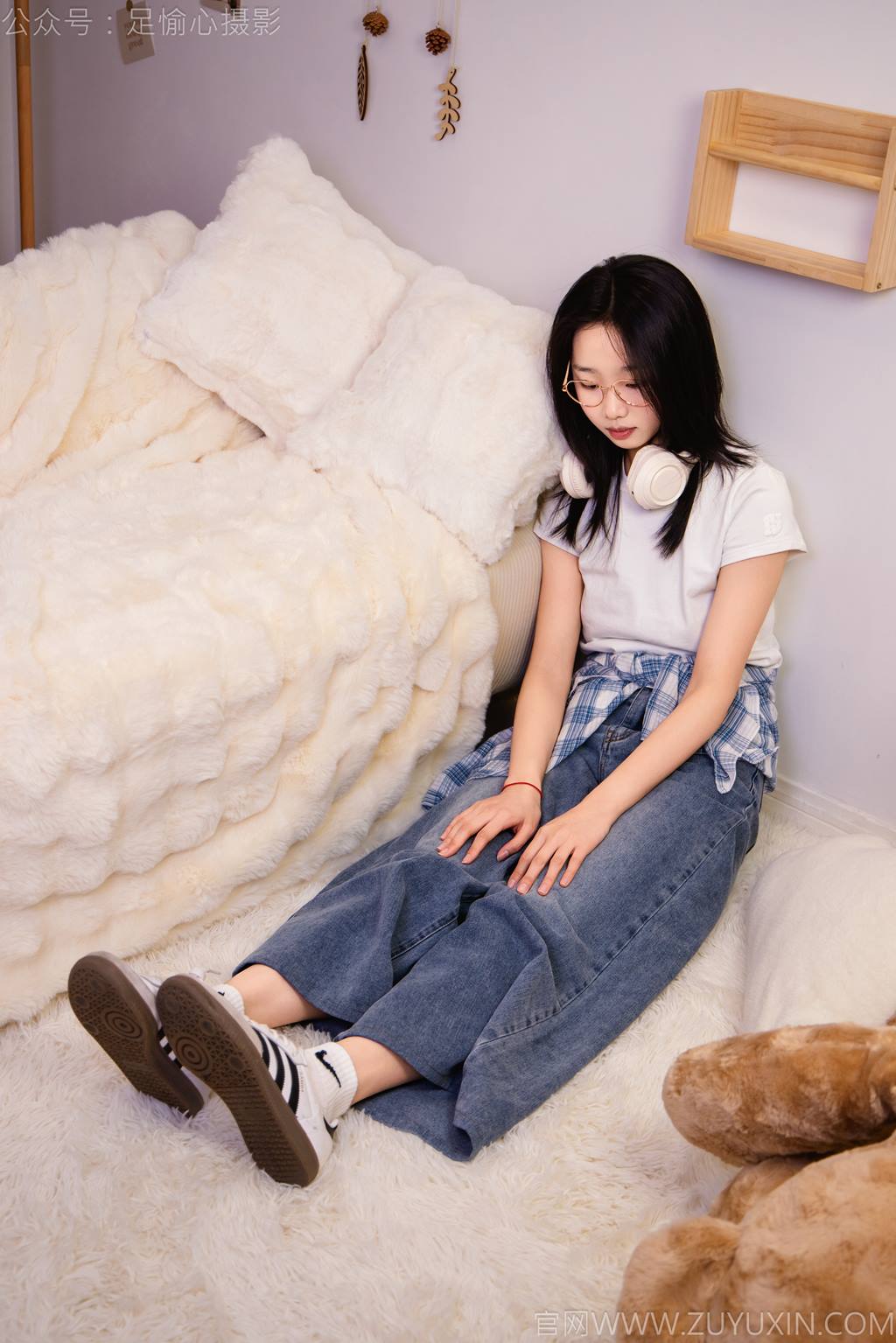 图片[6]-精选足愉心 NO.027 奶芙（搭配：白色T恤、牛仔长裤、德训鞋、白色棉袜、裸足）[110P]-草丛看图