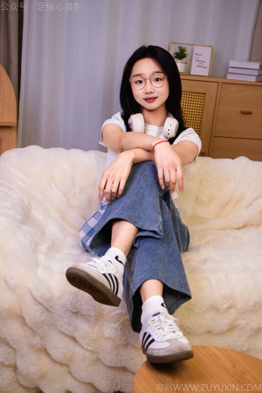 精选足愉心 NO.027 奶芙（搭配：白色T恤、牛仔长裤、德训鞋、白色棉袜、裸足）[110P]-草丛看图