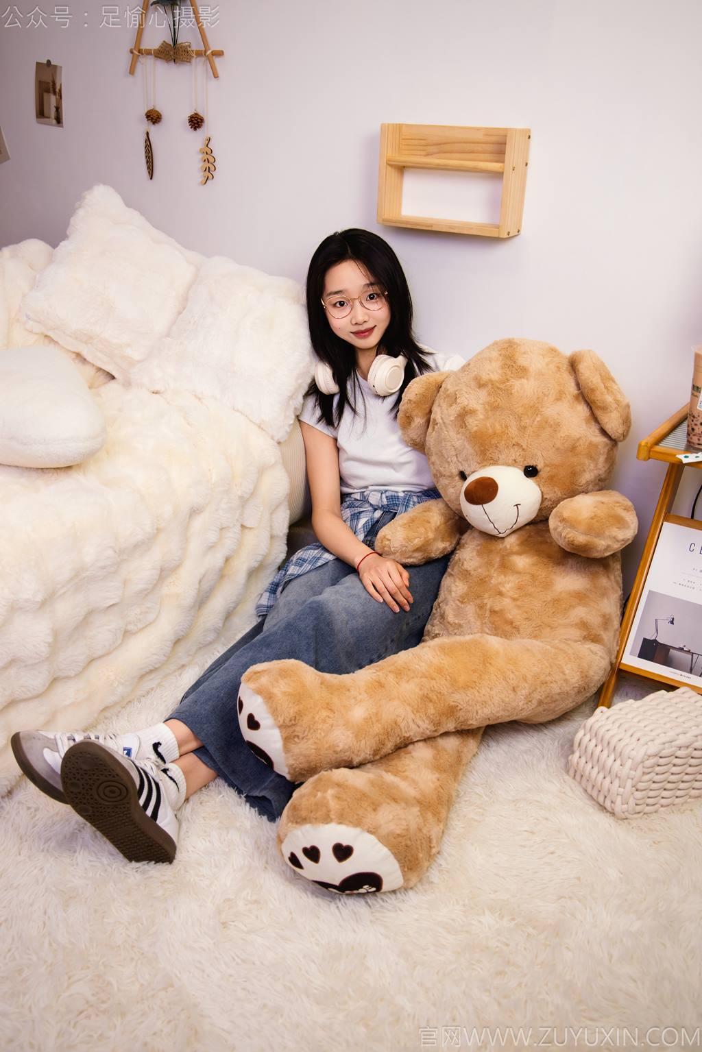 图片[7]-精选足愉心 NO.027 奶芙（搭配：白色T恤、牛仔长裤、德训鞋、白色棉袜、裸足）[110P]-草丛看图