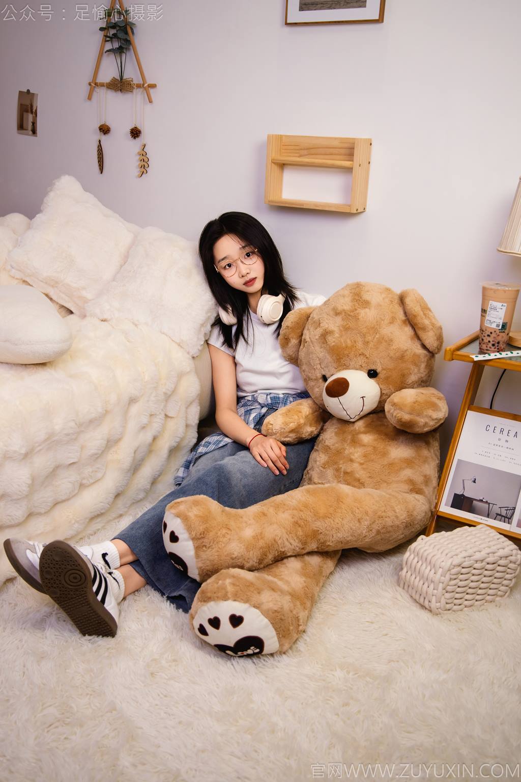 图片[8]-精选足愉心 NO.027 奶芙（搭配：白色T恤、牛仔长裤、德训鞋、白色棉袜、裸足）[110P]-草丛看图