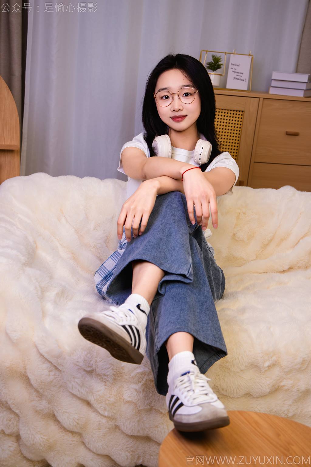 图片[1]-精选足愉心 NO.027 奶芙（搭配：白色T恤、牛仔长裤、德训鞋、白色棉袜、裸足）[110P]-草丛看图