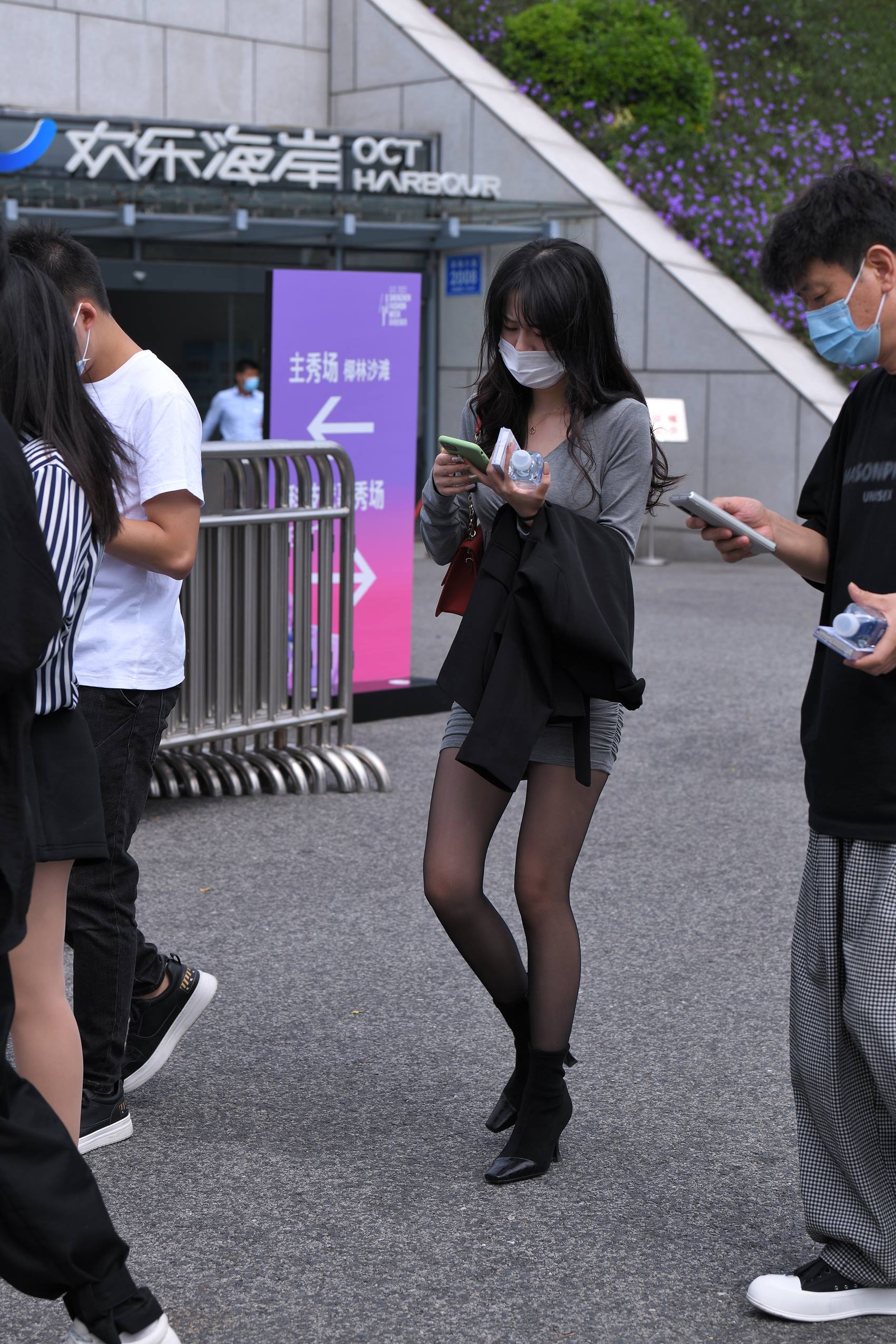 图片[1]-精选精选街拍作品 NO.1896 灰短裙黑丝[30P]-草丛看图