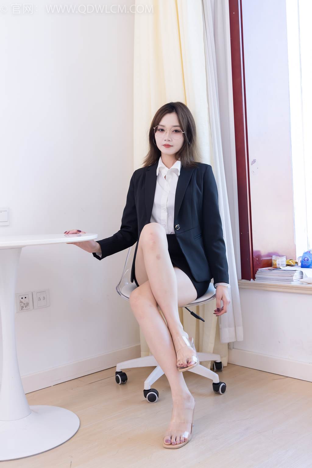 图片[1]-精选勿恋传媒 NO.2467 橙子-两双高跟凉鞋、薄肉丝、薄黑丝、裸足[165P]-草丛看图