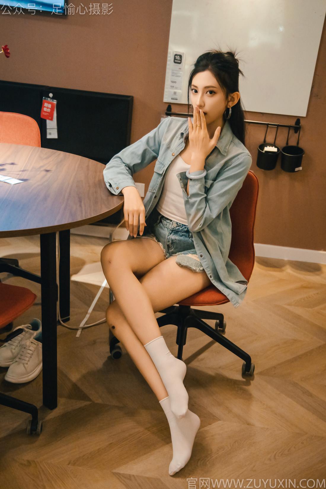 图片[2]-精选足愉心 NO.001 可乐（搭配：白T、牛仔短裤、板鞋、白棉袜、裸足）[96P]-草丛看图