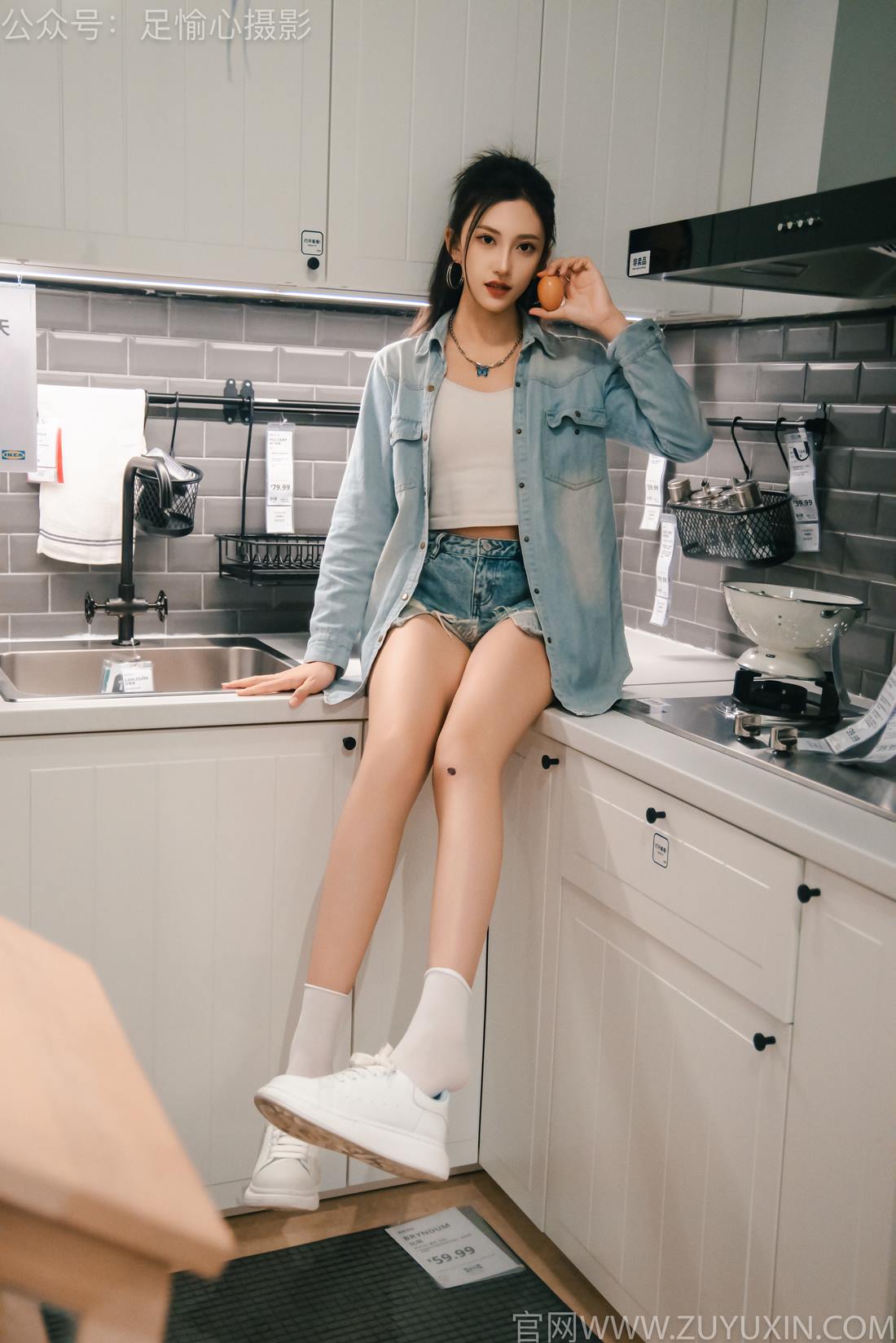 图片[5]-精选足愉心 NO.001 可乐（搭配：白T、牛仔短裤、板鞋、白棉袜、裸足）[96P]-草丛看图