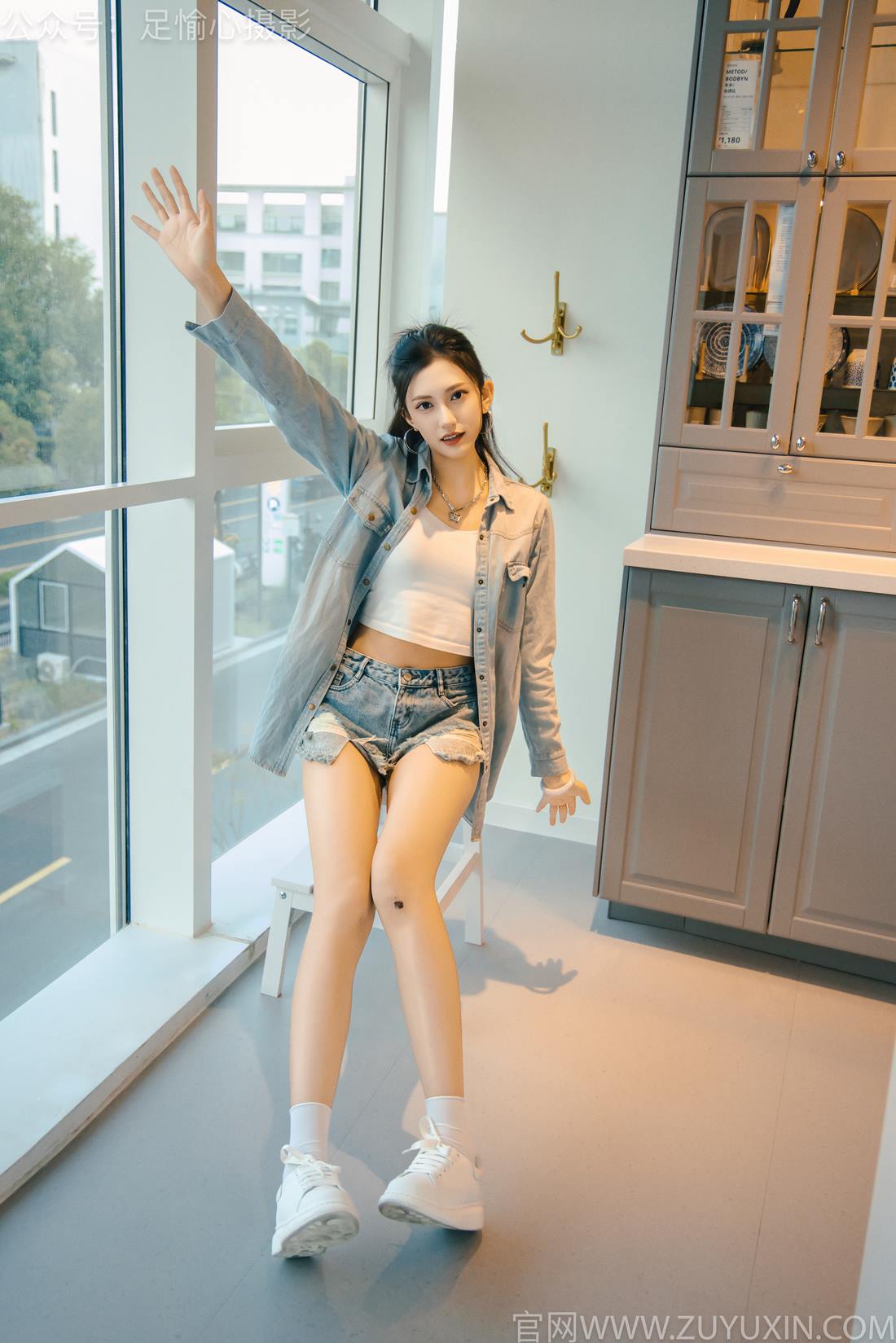 图片[7]-精选足愉心 NO.001 可乐（搭配：白T、牛仔短裤、板鞋、白棉袜、裸足）[96P]-草丛看图