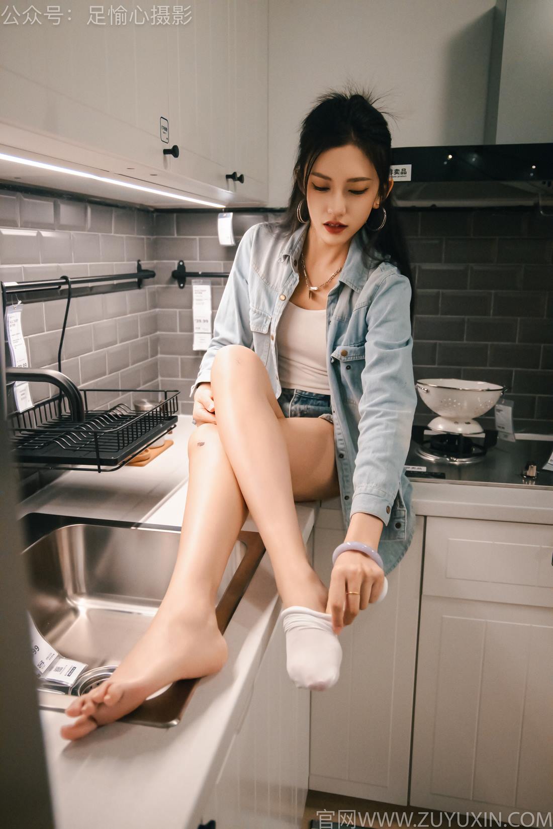 图片[8]-精选足愉心 NO.001 可乐（搭配：白T、牛仔短裤、板鞋、白棉袜、裸足）[96P]-草丛看图